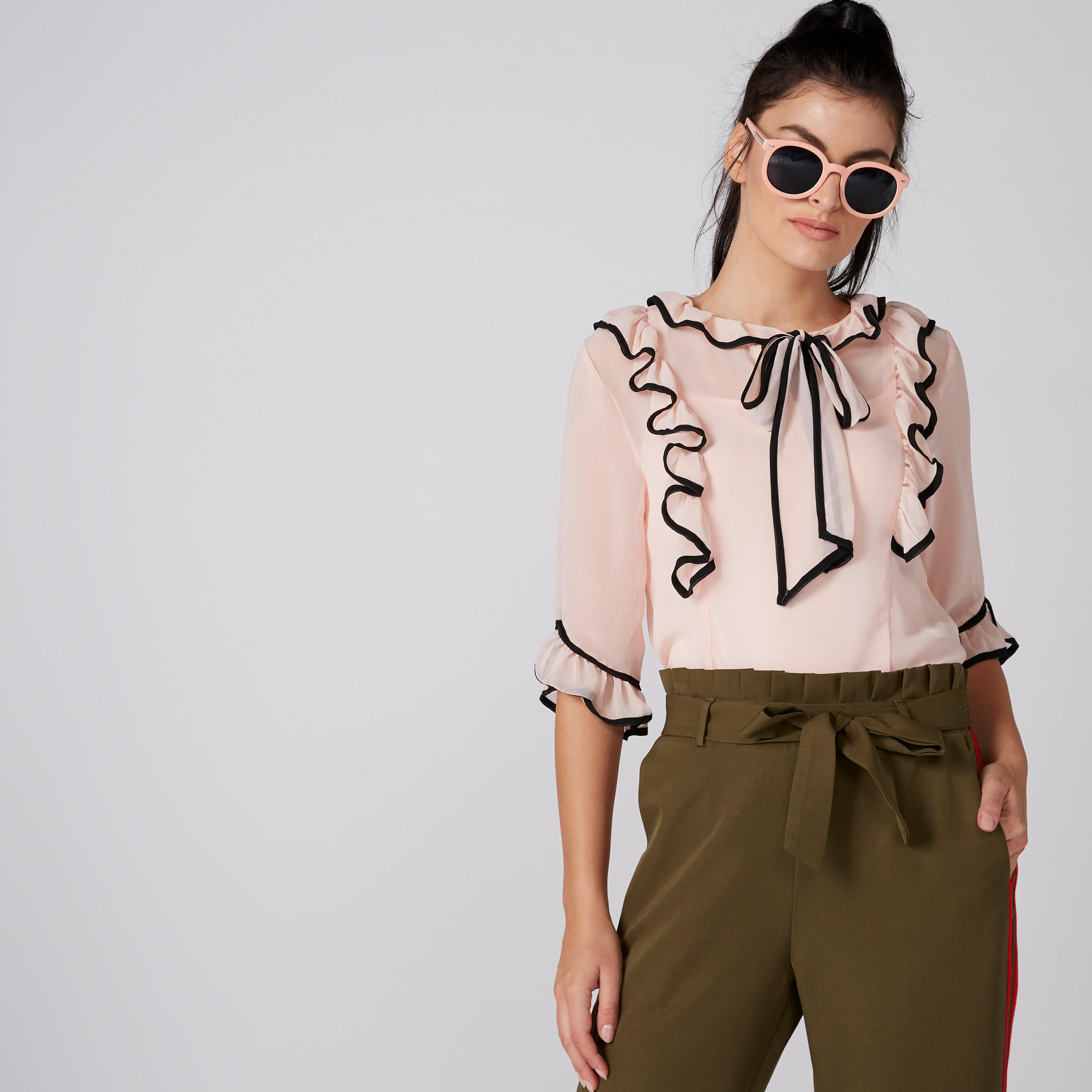 بلوزة بياقة مستديرة وأكمام قصيرة وتفاصيل كشكش-women-clothing-shirtsandblouses-blouses-image-5