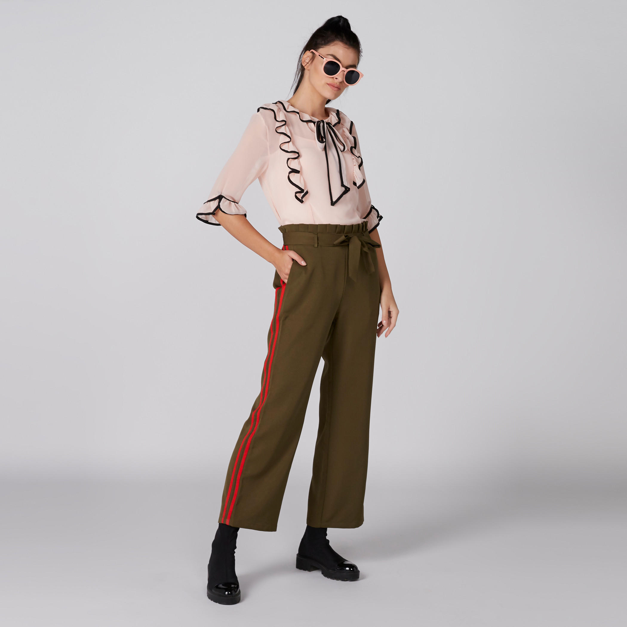 بلوزة بياقة مستديرة وأكمام قصيرة وتفاصيل كشكش-women-clothing-shirtsandblouses-blouses-image-7