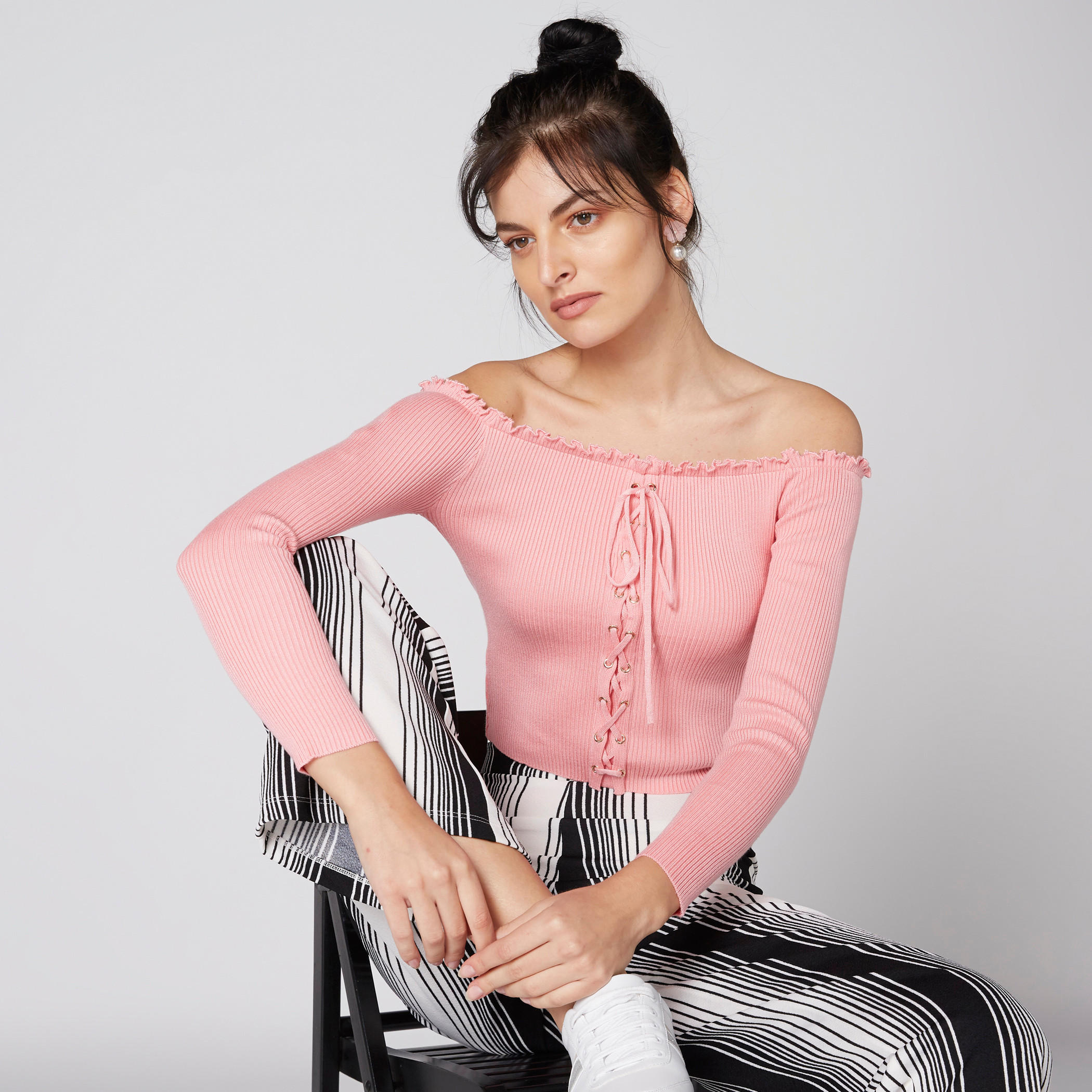 بلوزة مضلّعة بأكتاف مكشوفة وأكمام طويلة وأربطة-women-clothing-shirtsandblouses-blouses-image-1