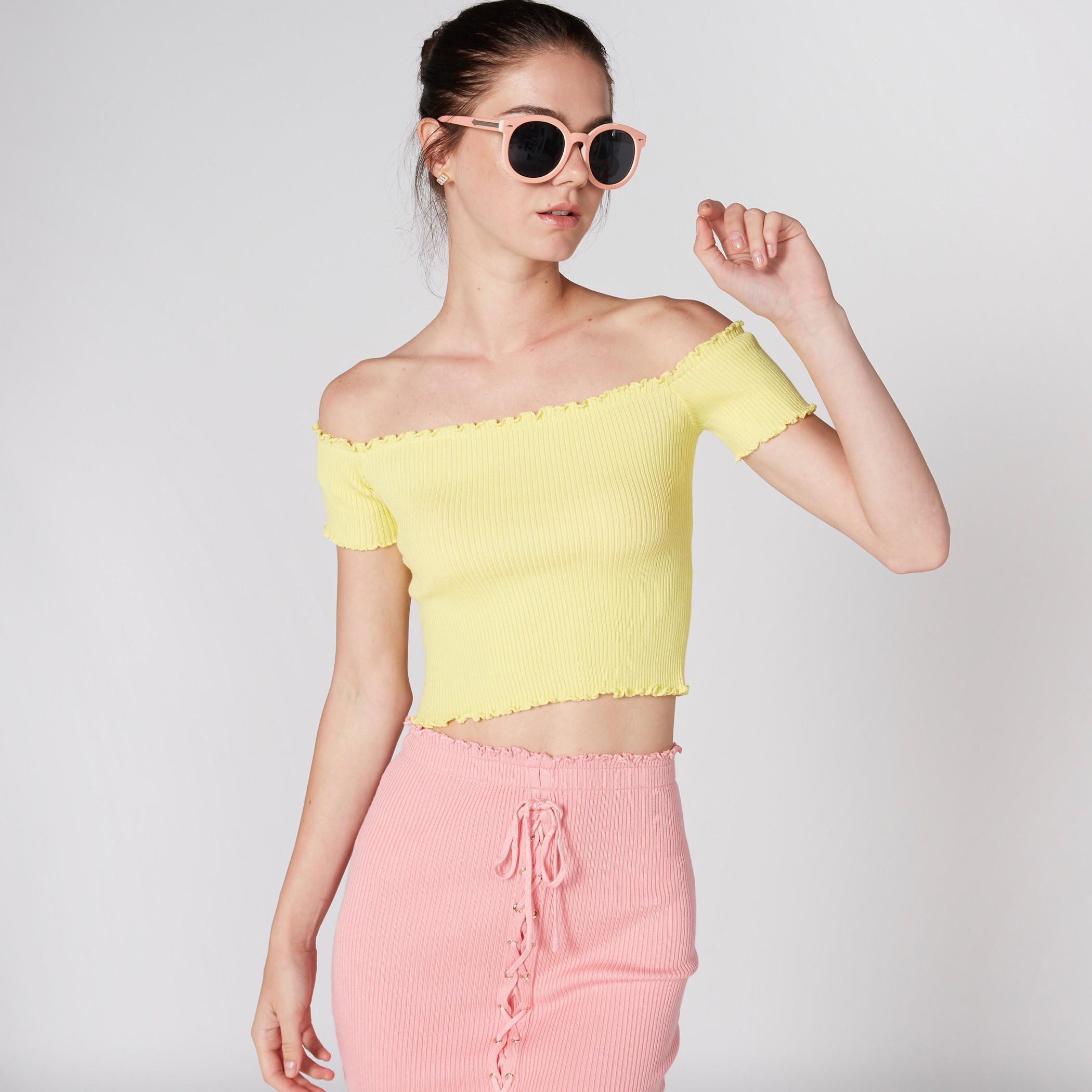 بلوزة قصيرة بأكتاف مكشوفة وتفاصيل مضلّعة-women-clothing-shirtsandblouses-blouses-image-1