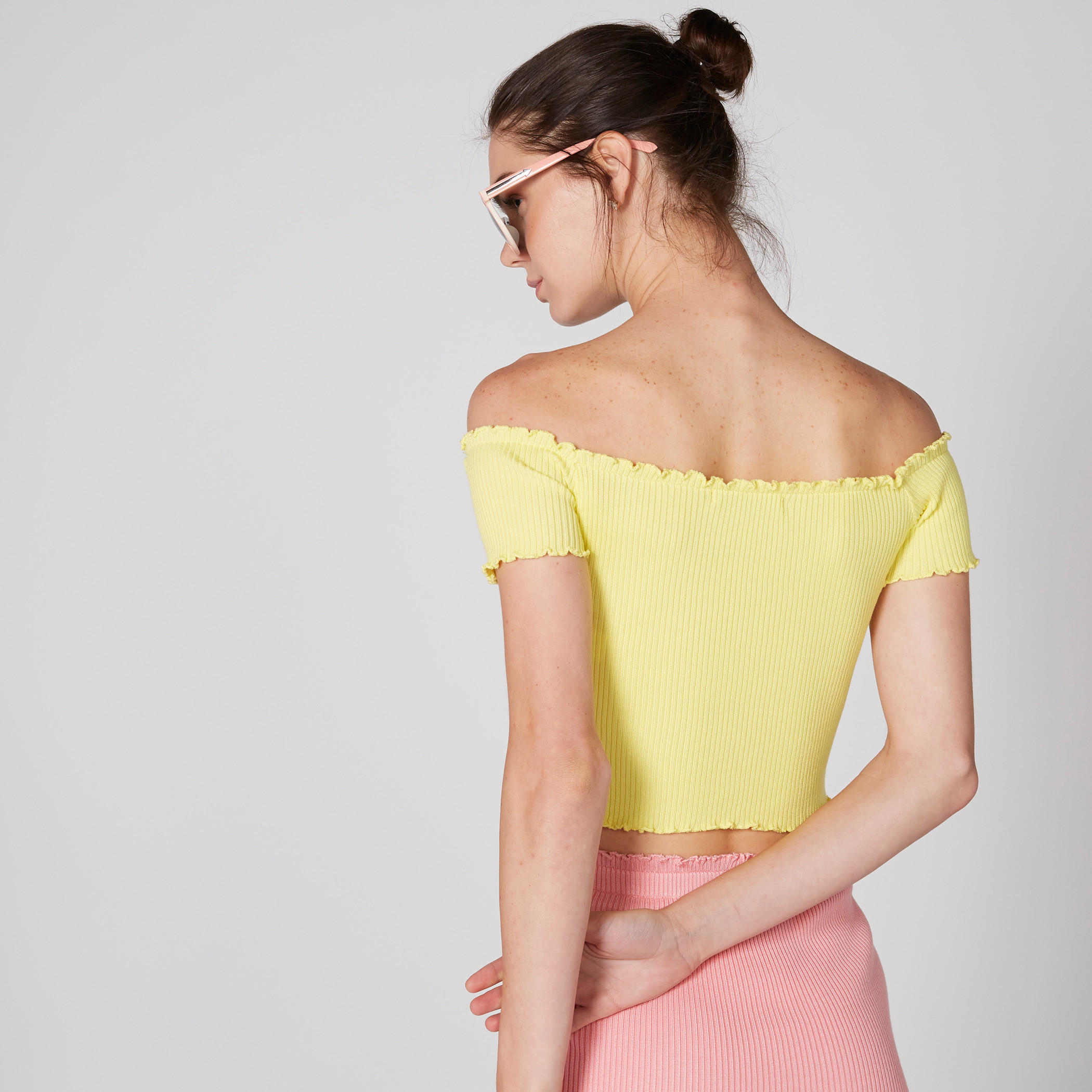 بلوزة قصيرة بأكتاف مكشوفة وتفاصيل مضلّعة-women-clothing-shirtsandblouses-blouses-image-2