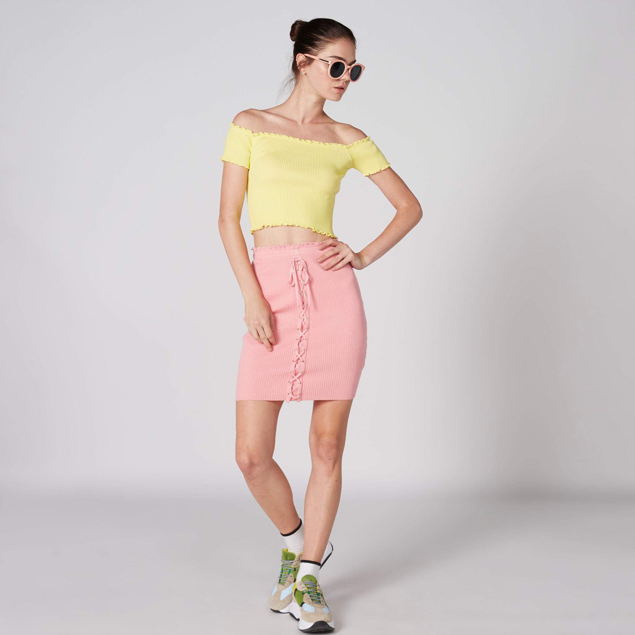 بلوزة قصيرة بأكتاف مكشوفة وتفاصيل مضلّعة-women-clothing-shirtsandblouses-blouses-image-3