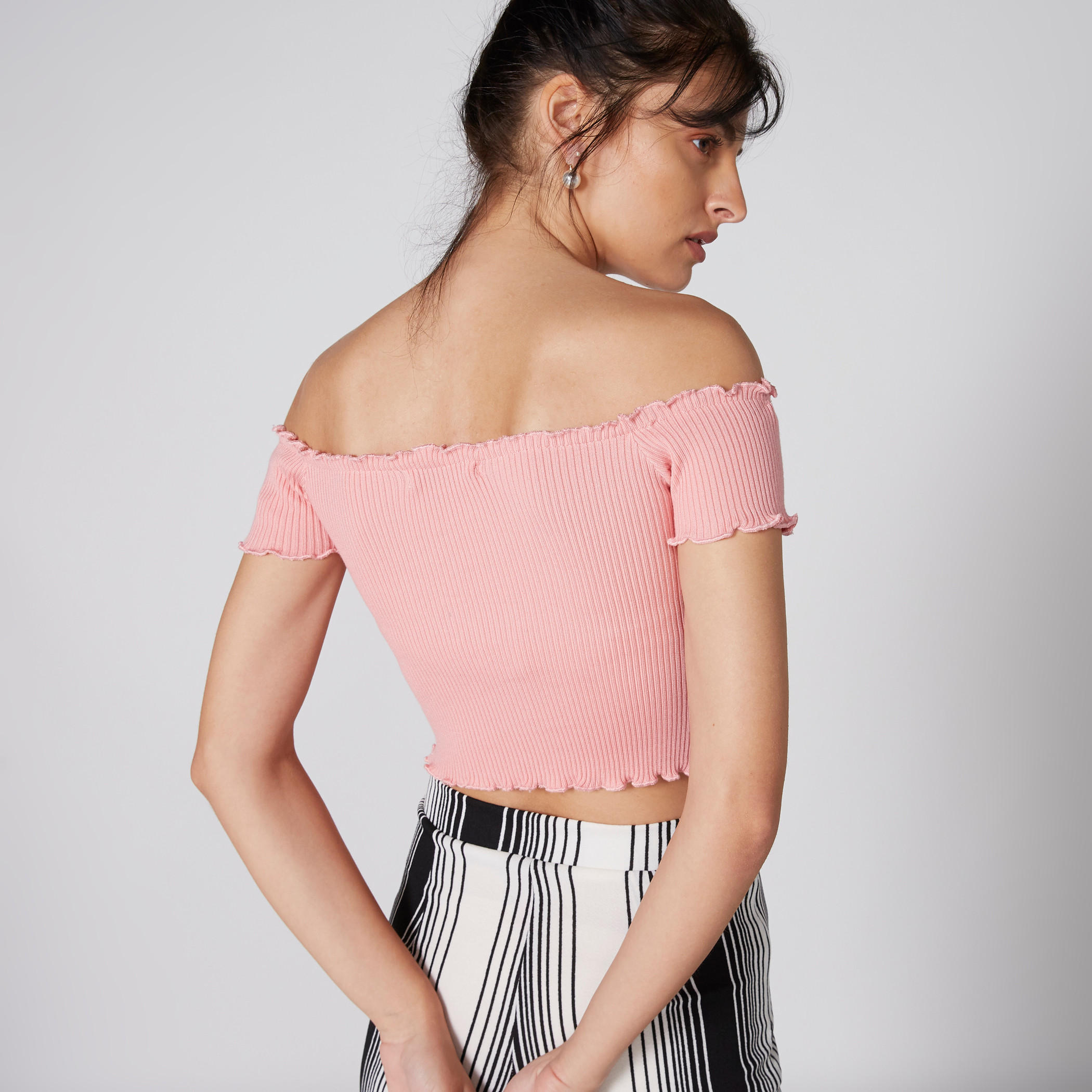 بلوزة قصيرة ومضلّعة بأكتاف مكشوفة وأكمام قصيرة وتفاصيل كشكش-women-clothing-shirtsandblouses-blouses-image-2