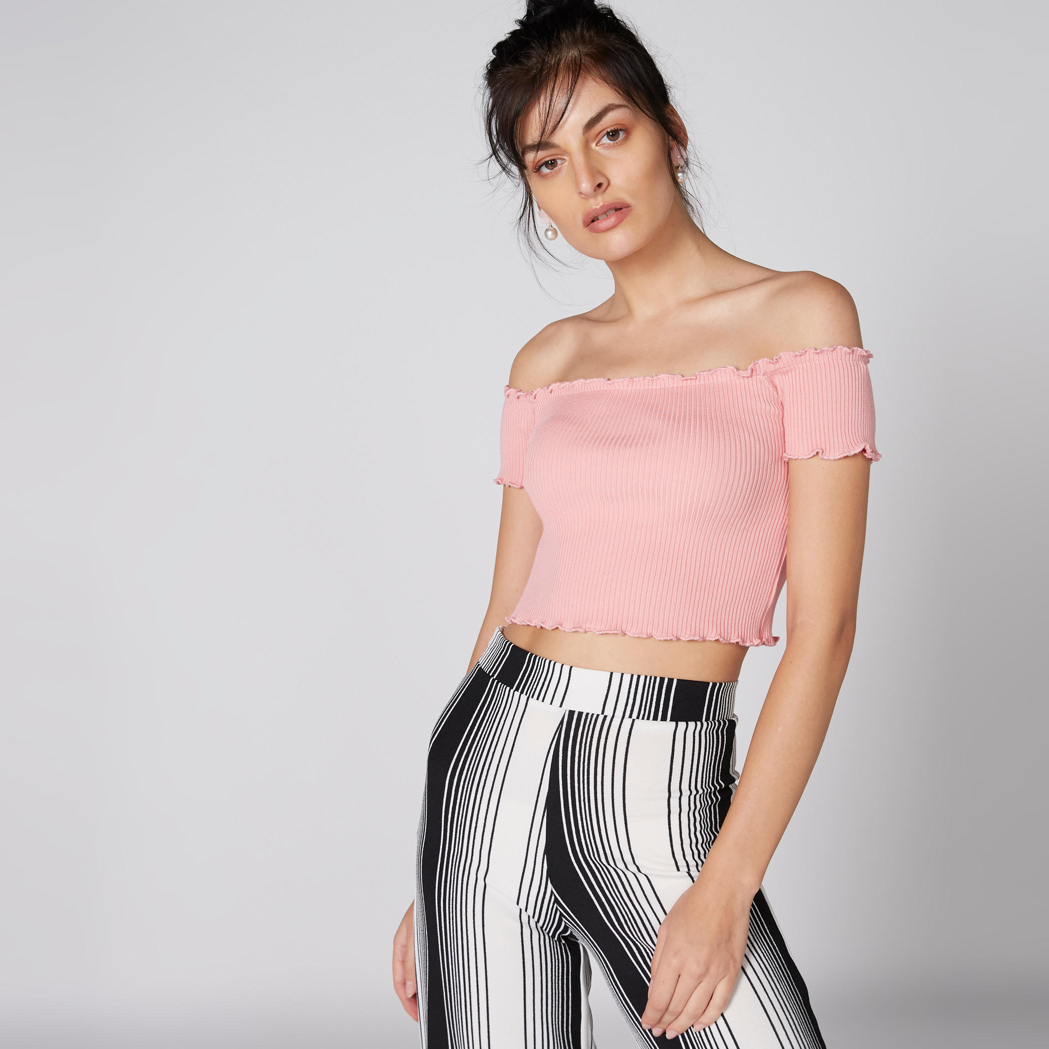 بلوزة قصيرة ومضلّعة بأكتاف مكشوفة وأكمام قصيرة وتفاصيل كشكش-women-clothing-shirtsandblouses-blouses-image-3