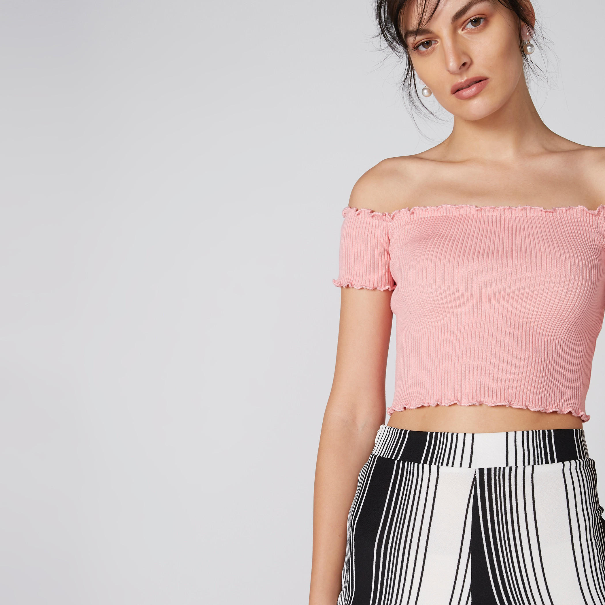 بلوزة قصيرة ومضلّعة بأكتاف مكشوفة وأكمام قصيرة وتفاصيل كشكش-women-clothing-shirtsandblouses-blouses-image-4