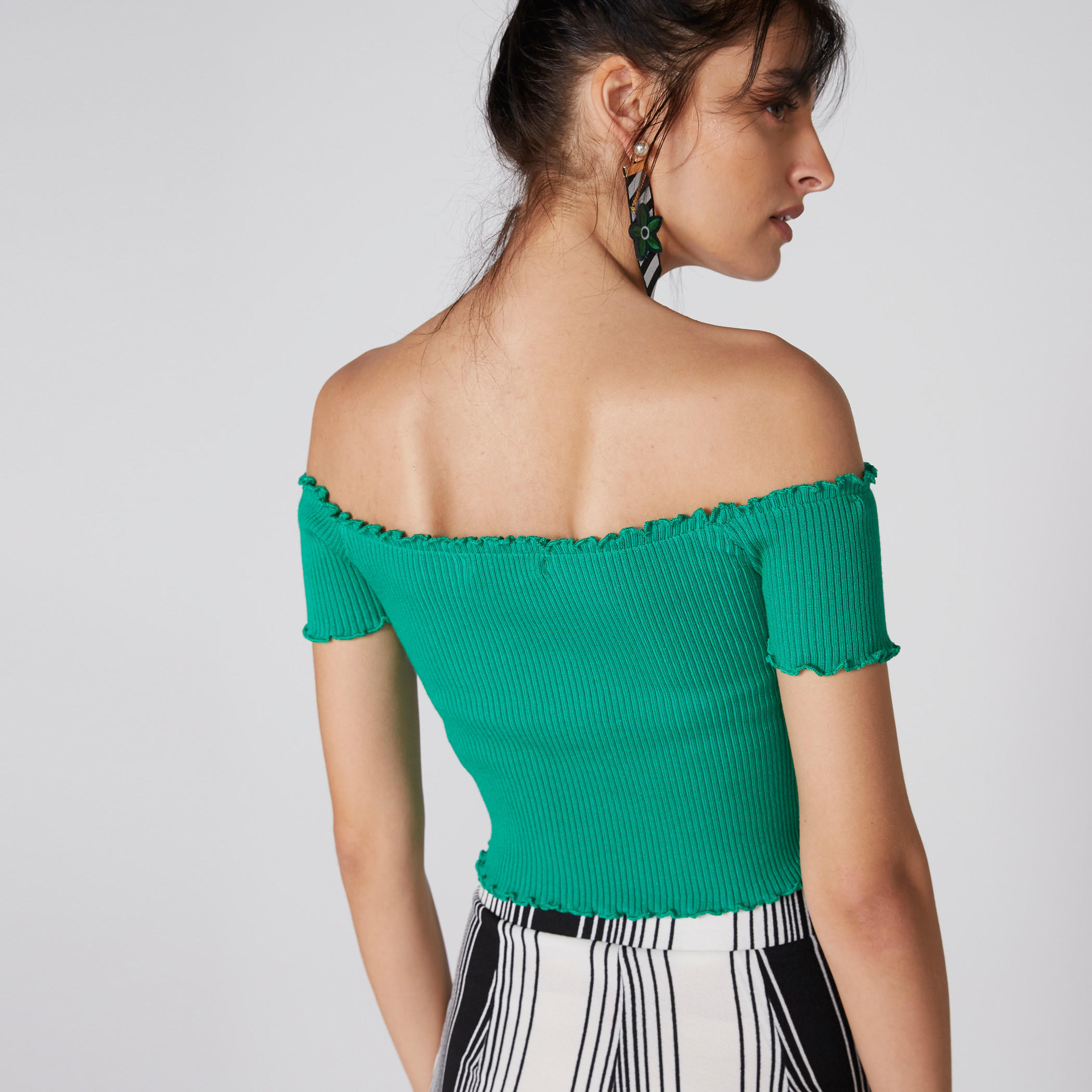 بلوزة قصيرة ومضلّعة بأكتاف مكشوفة وأكمام قصيرة وتفاصيل كشكش-women-clothing-shirtsandblouses-blouses-image-2