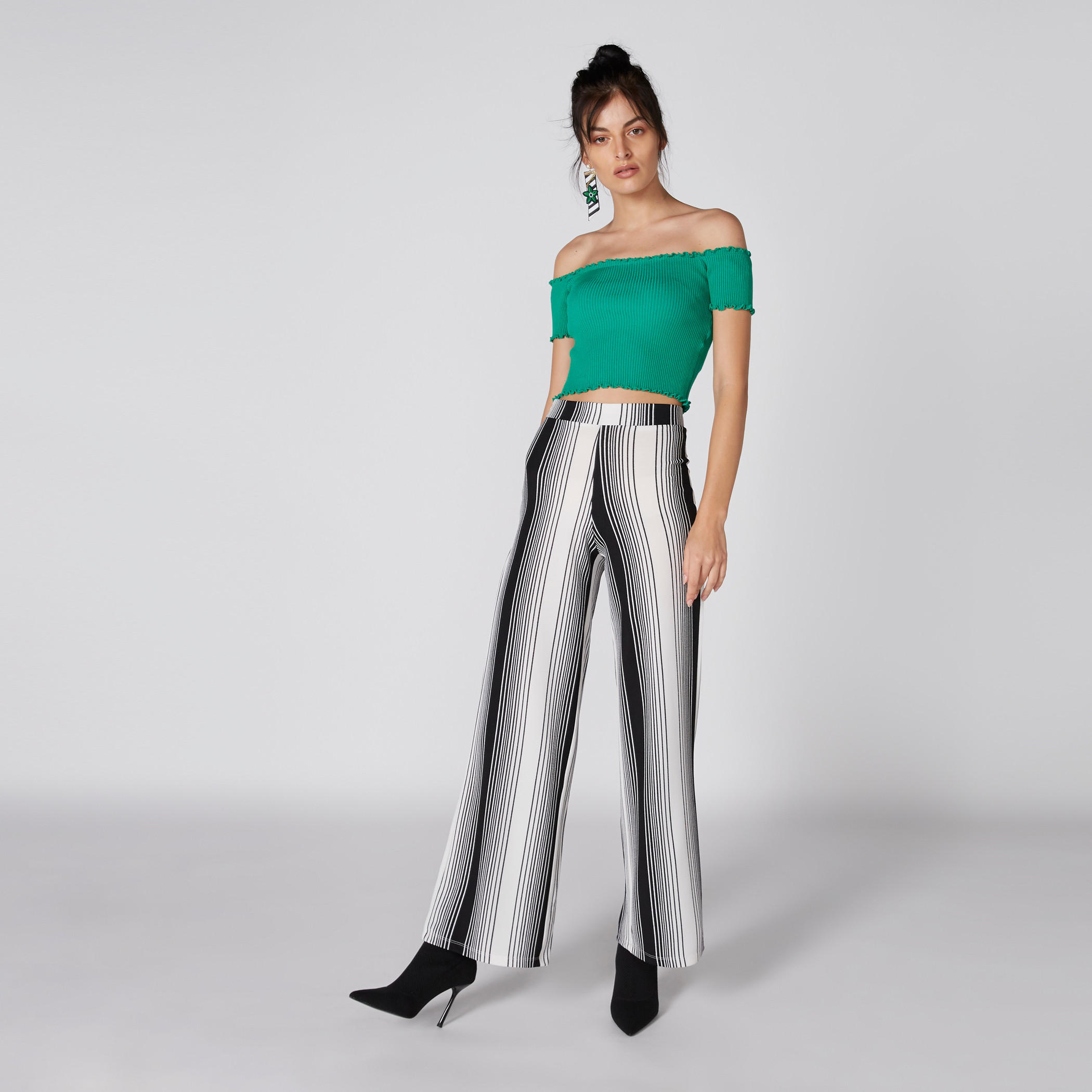 بلوزة قصيرة ومضلّعة بأكتاف مكشوفة وأكمام قصيرة وتفاصيل كشكش-women-clothing-shirtsandblouses-blouses-image-3
