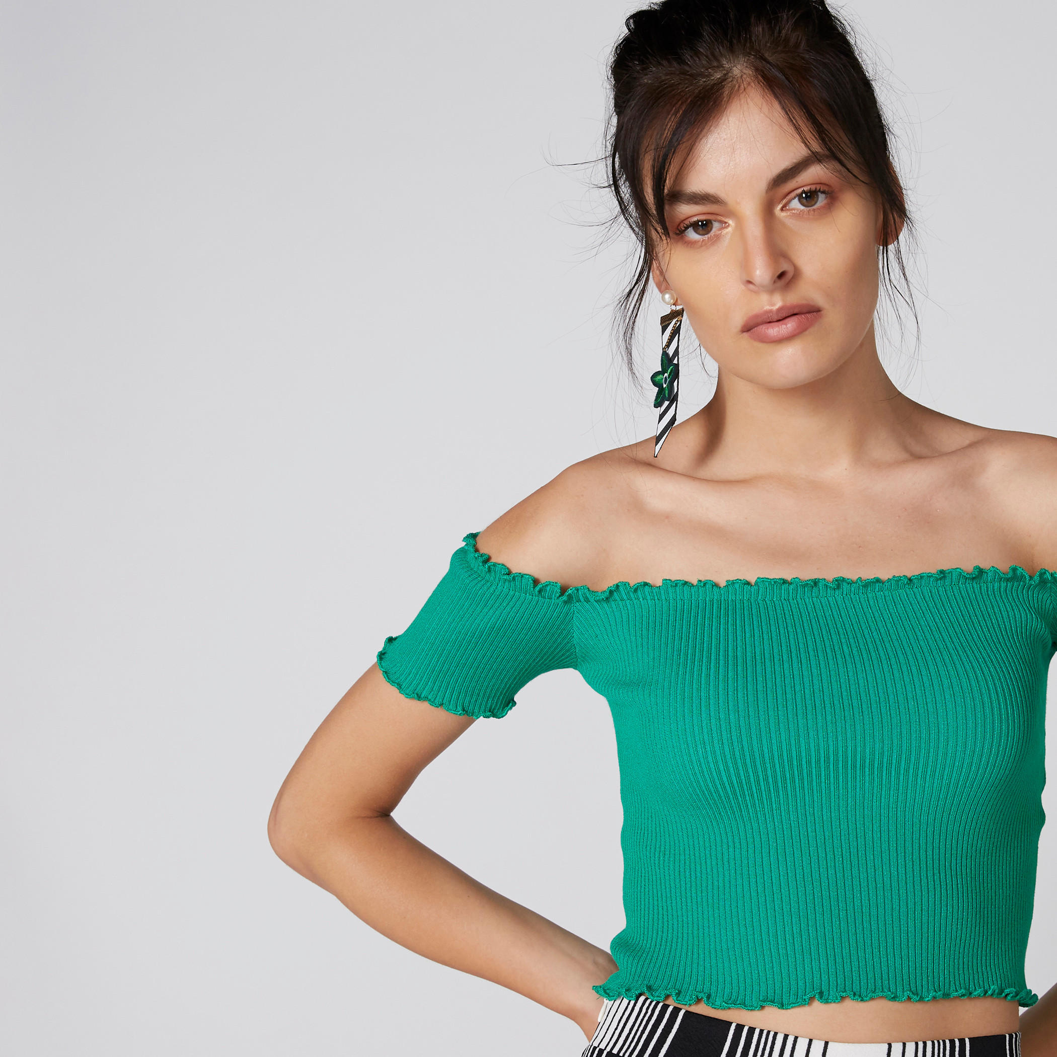 بلوزة قصيرة ومضلّعة بأكتاف مكشوفة وأكمام قصيرة وتفاصيل كشكش-women-clothing-shirtsandblouses-blouses-image-4