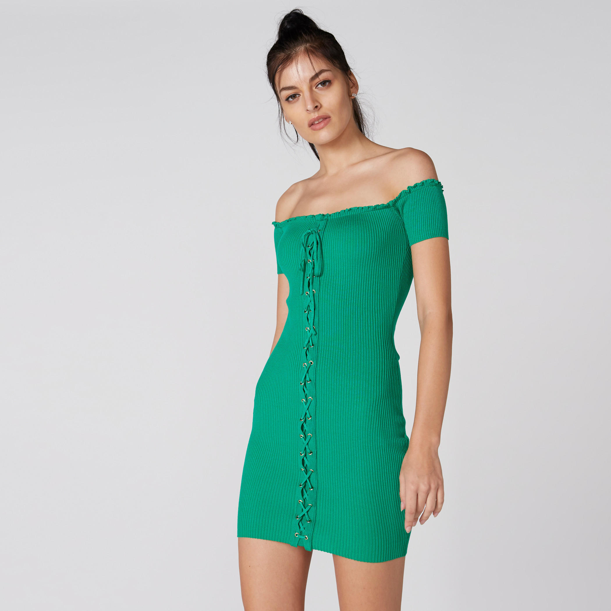 فستان قصير مضلّع بأكتاف مكشوفة وتفاصيل كشكش وأربطة-women-clothing-dresses-image-4