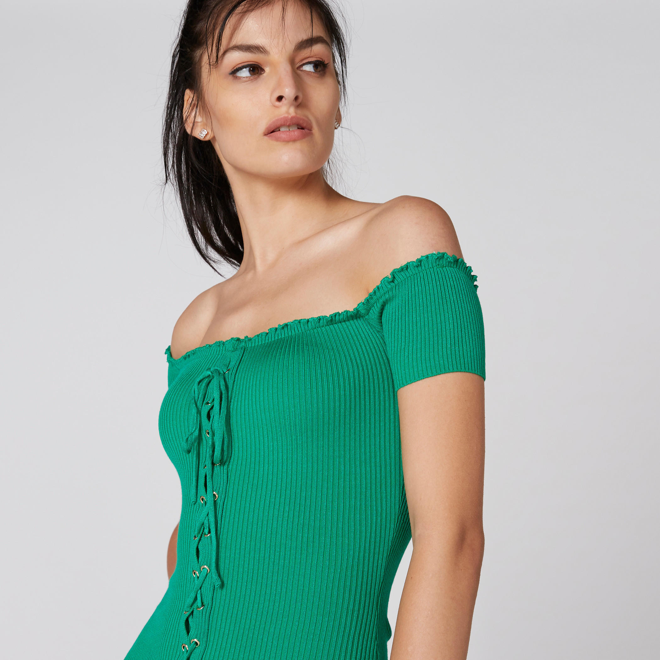 فستان قصير مضلّع بأكتاف مكشوفة وتفاصيل كشكش وأربطة-women-clothing-dresses-image-5