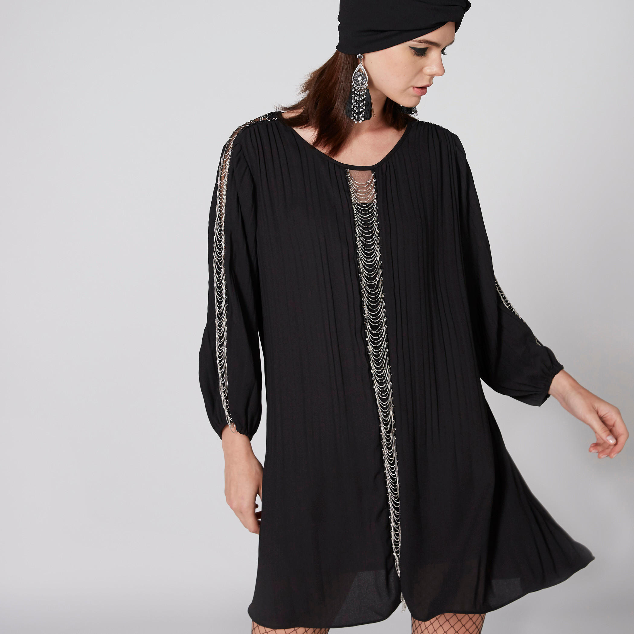 فستان مطوي بأكمام طويلة وتفاصيل سلسلة معدنية-women-clothing-dresses-image-1