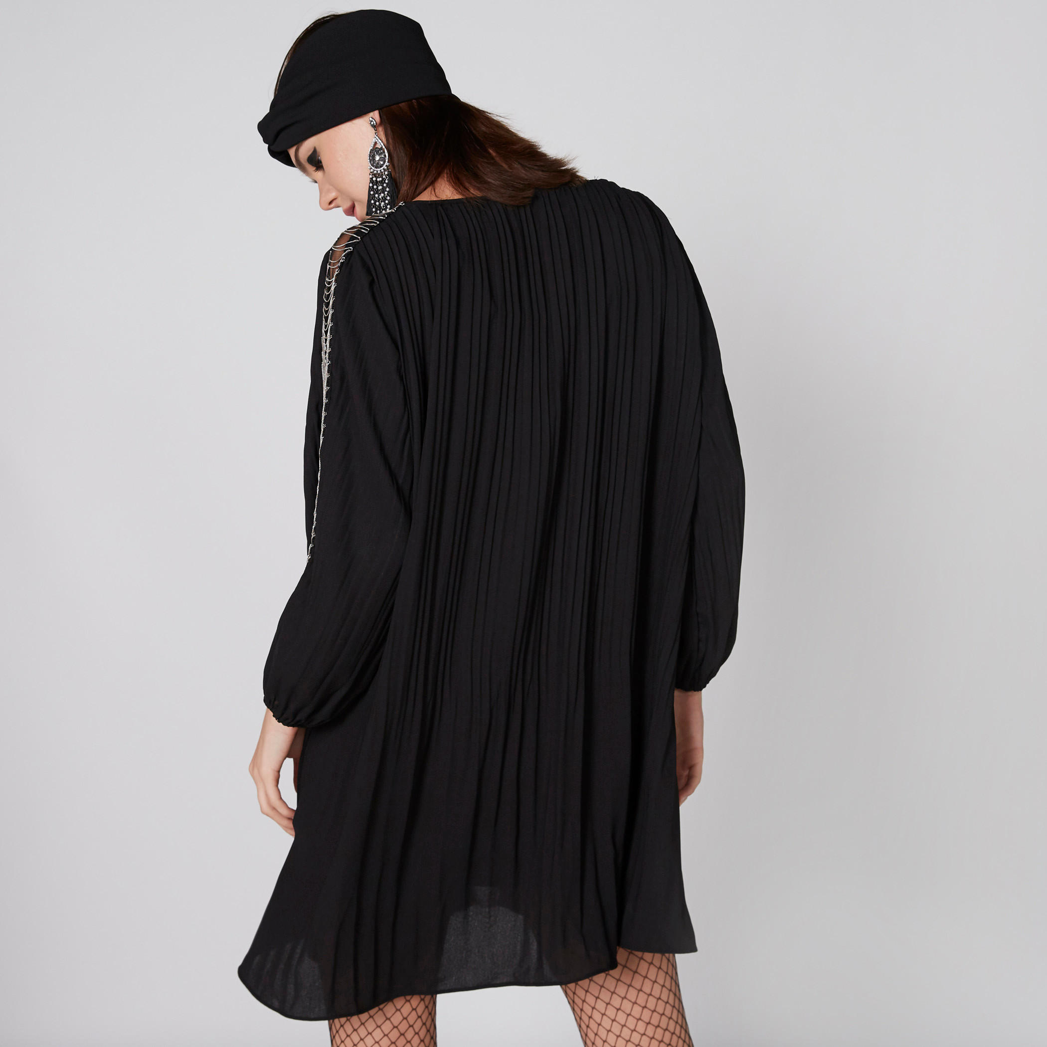 فستان مطوي بأكمام طويلة وتفاصيل سلسلة معدنية-women-clothing-dresses-image-2