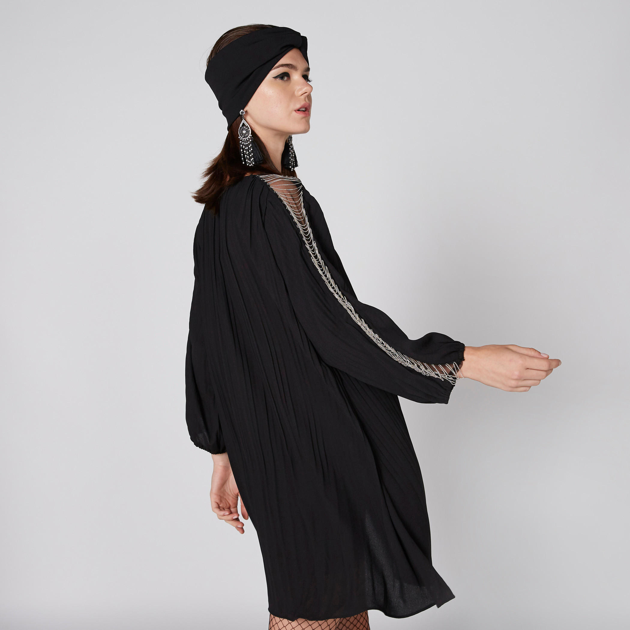 فستان مطوي بأكمام طويلة وتفاصيل سلسلة معدنية-women-clothing-dresses-image-3