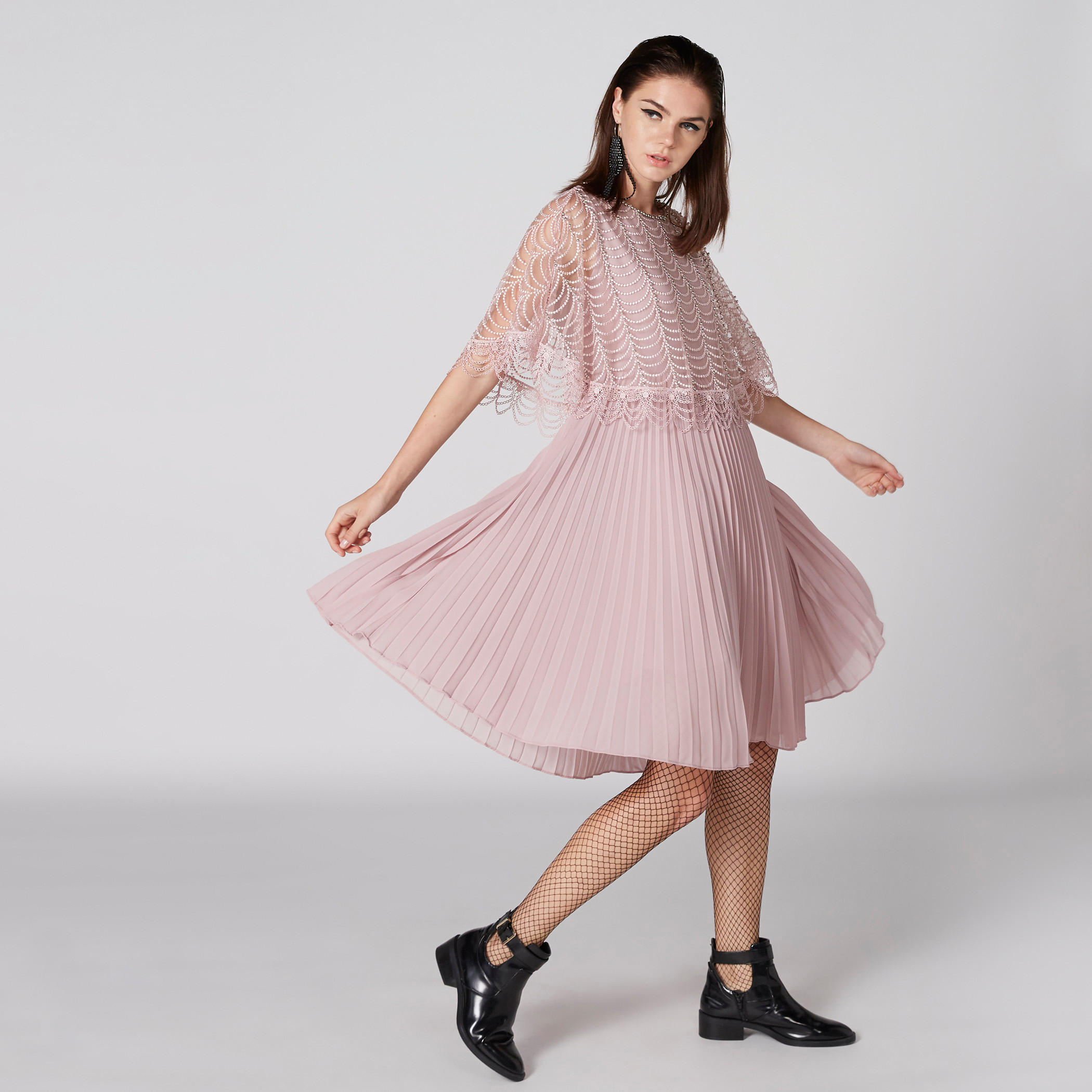 فستان بتزيينات وياقة مستديرة وتفاصيل كشكش-women-clothing-dresses-image-1