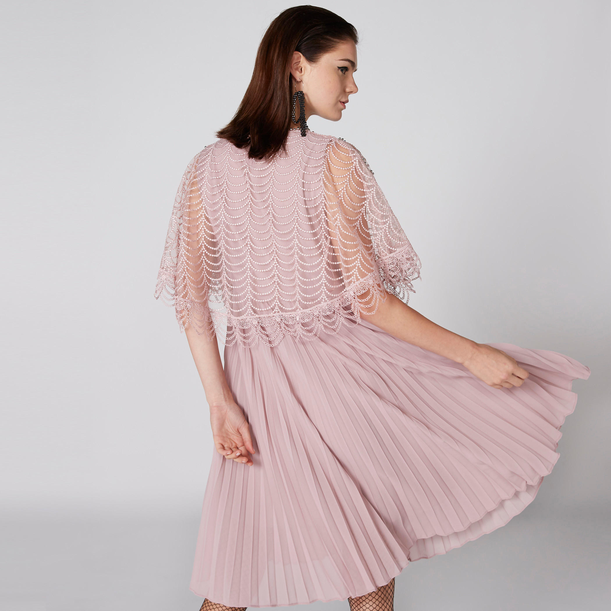 فستان بتزيينات وياقة مستديرة وتفاصيل كشكش-women-clothing-dresses-image-2