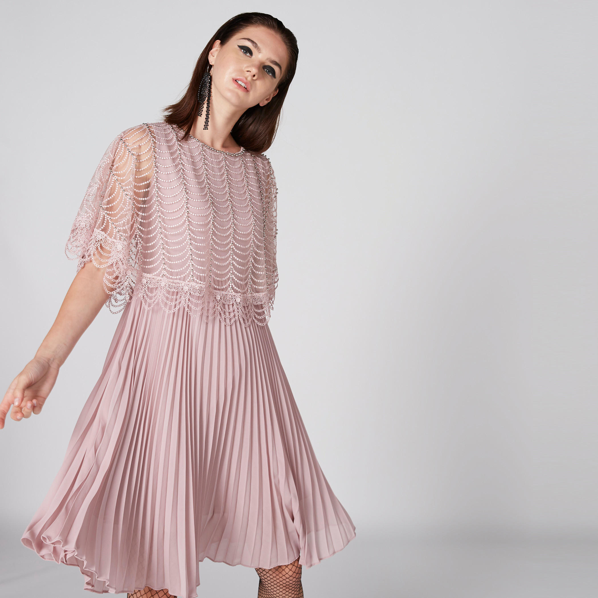 فستان بتزيينات وياقة مستديرة وتفاصيل كشكش-women-clothing-dresses-image-3