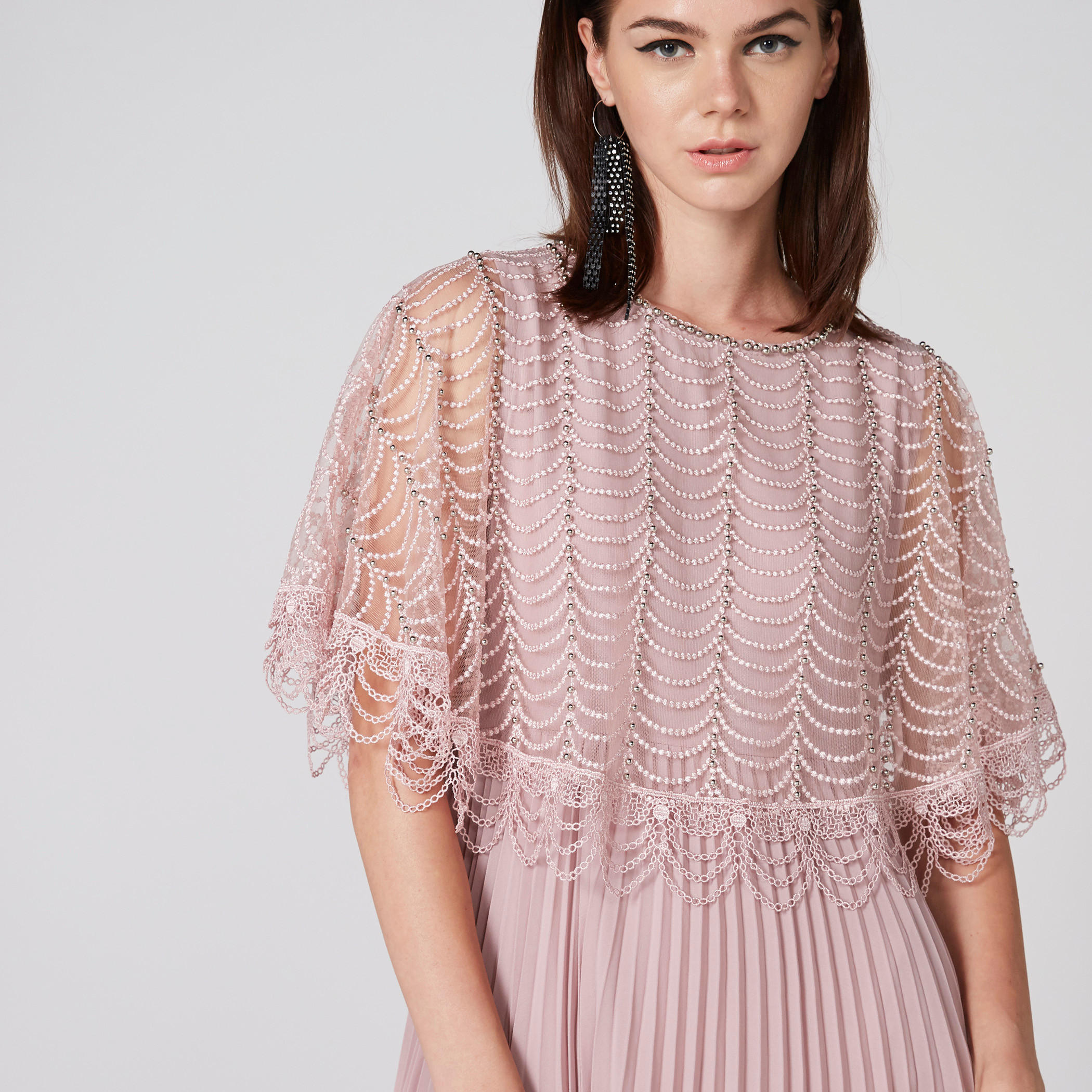 فستان بتزيينات وياقة مستديرة وتفاصيل كشكش-women-clothing-dresses-image-4