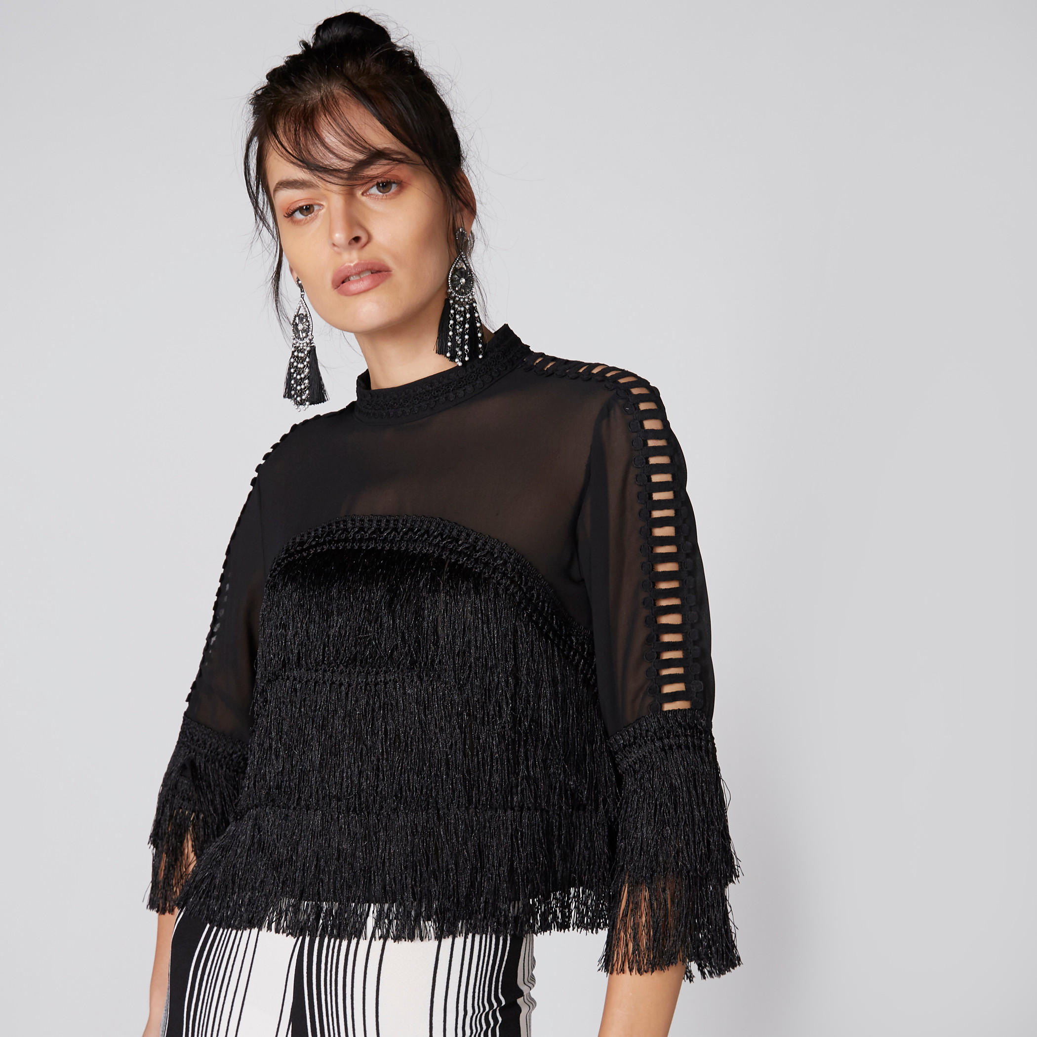 بلوزة بارزة الملمس بياقة عالية وشراشيب-women-clothing-shirtsandblouses-blouses-image-1