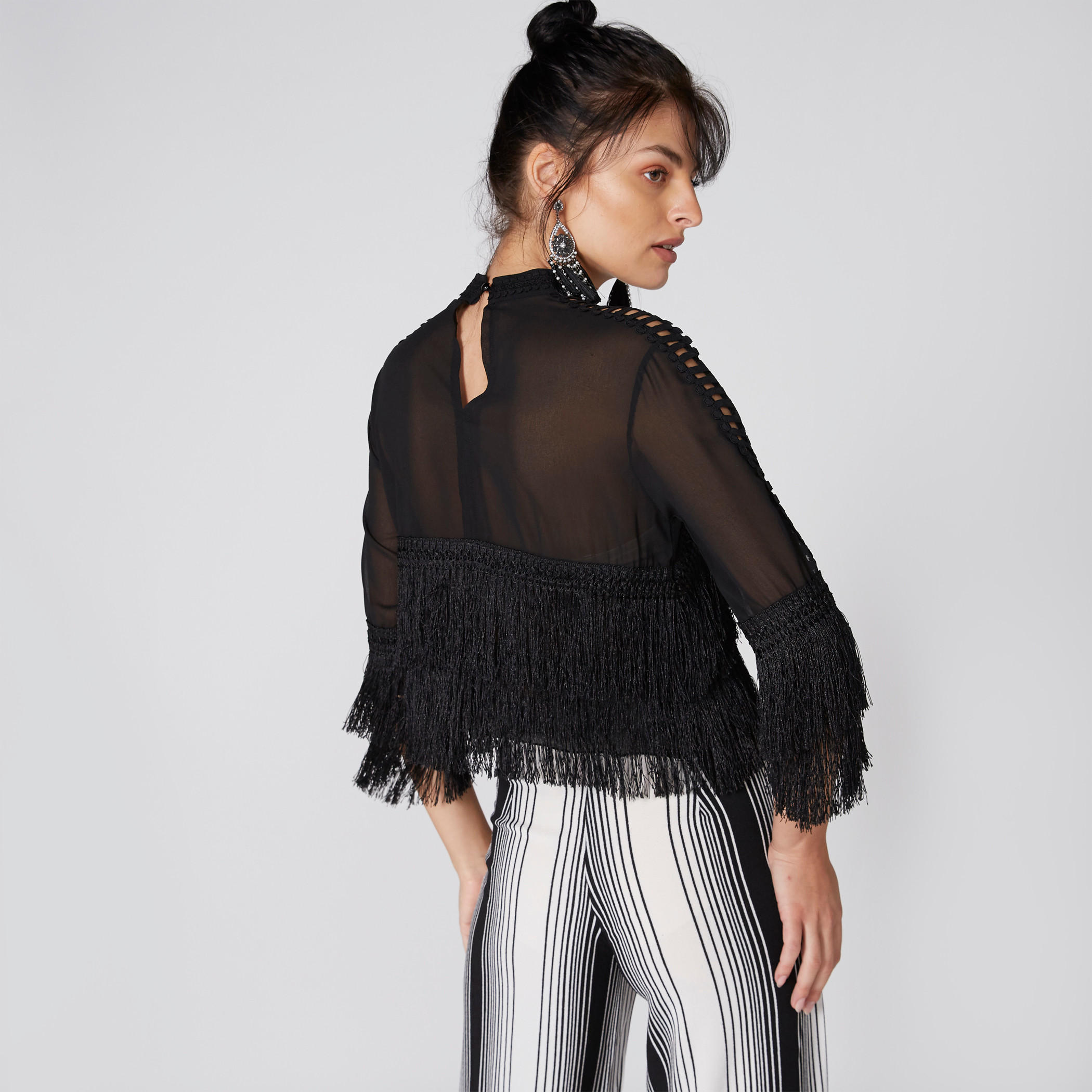 بلوزة بارزة الملمس بياقة عالية وشراشيب-women-clothing-shirtsandblouses-blouses-image-2