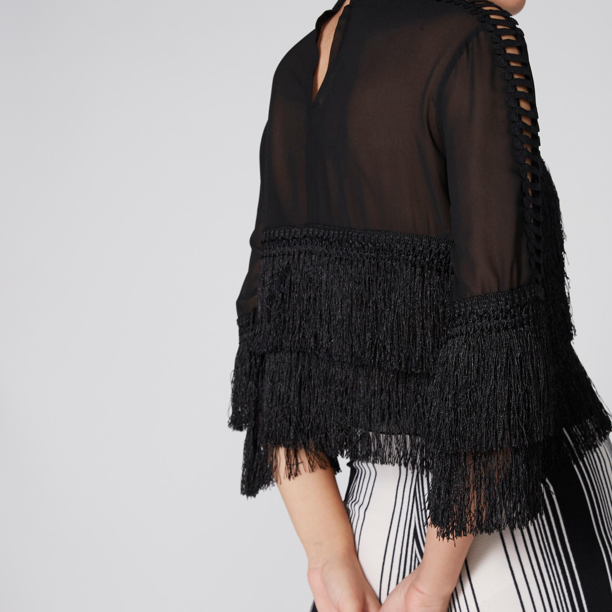 بلوزة بارزة الملمس بياقة عالية وشراشيب-women-clothing-shirtsandblouses-blouses-image-5