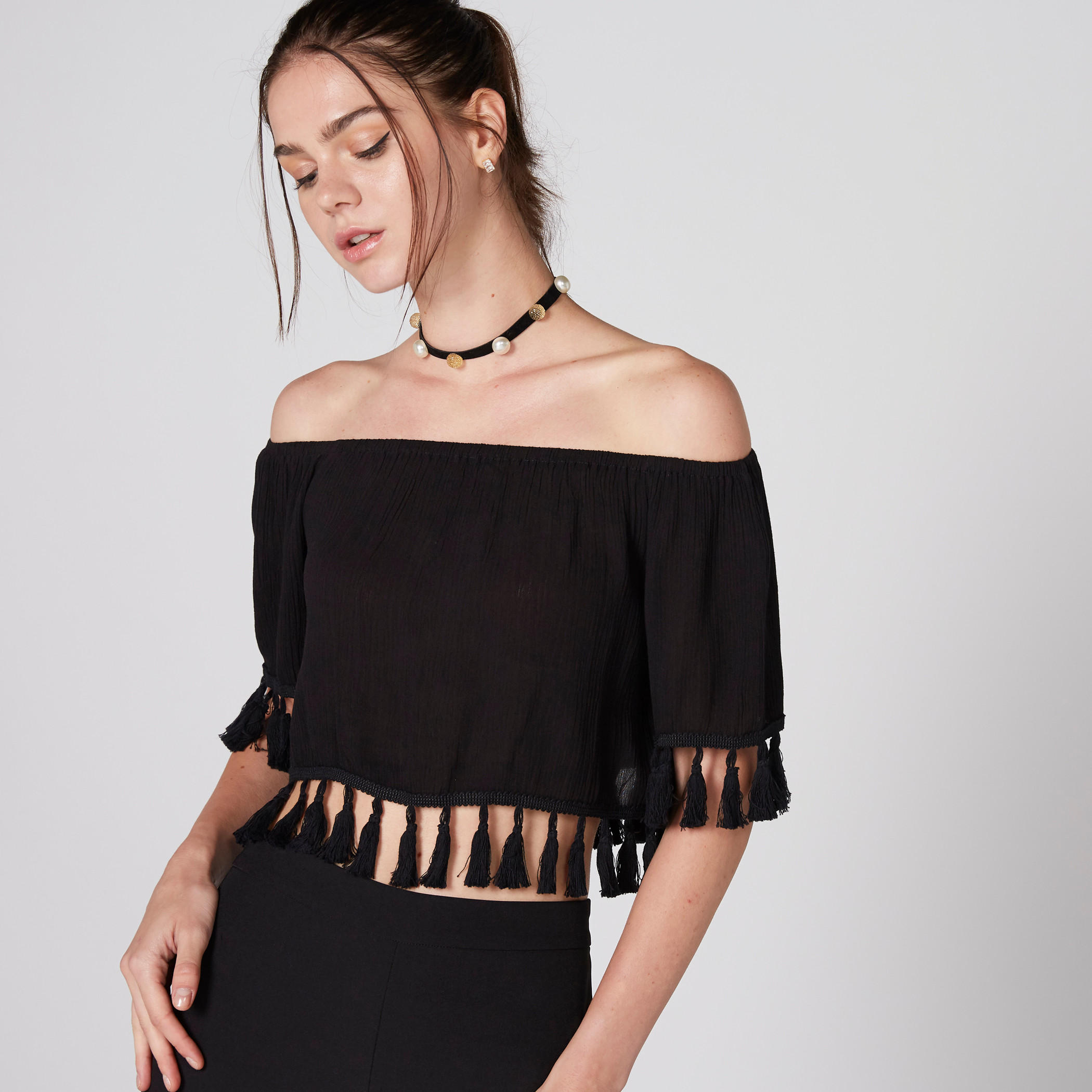 بلوزة قصيرة بأكتاف مكشوفة وشرّابات-women-clothing-shirtsandblouses-blouses-image-1