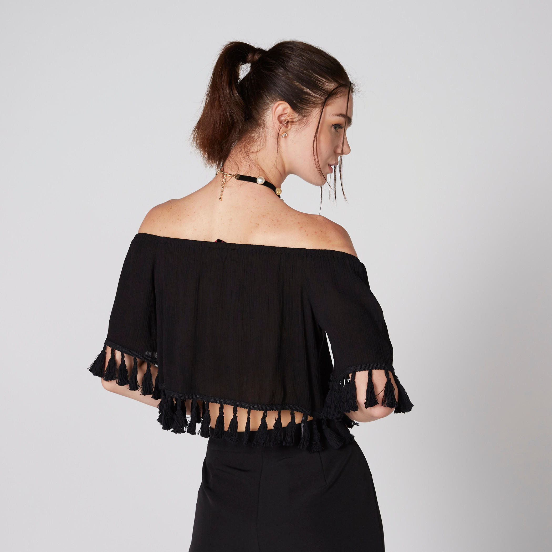بلوزة قصيرة بأكتاف مكشوفة وشرّابات-women-clothing-shirtsandblouses-blouses-image-2