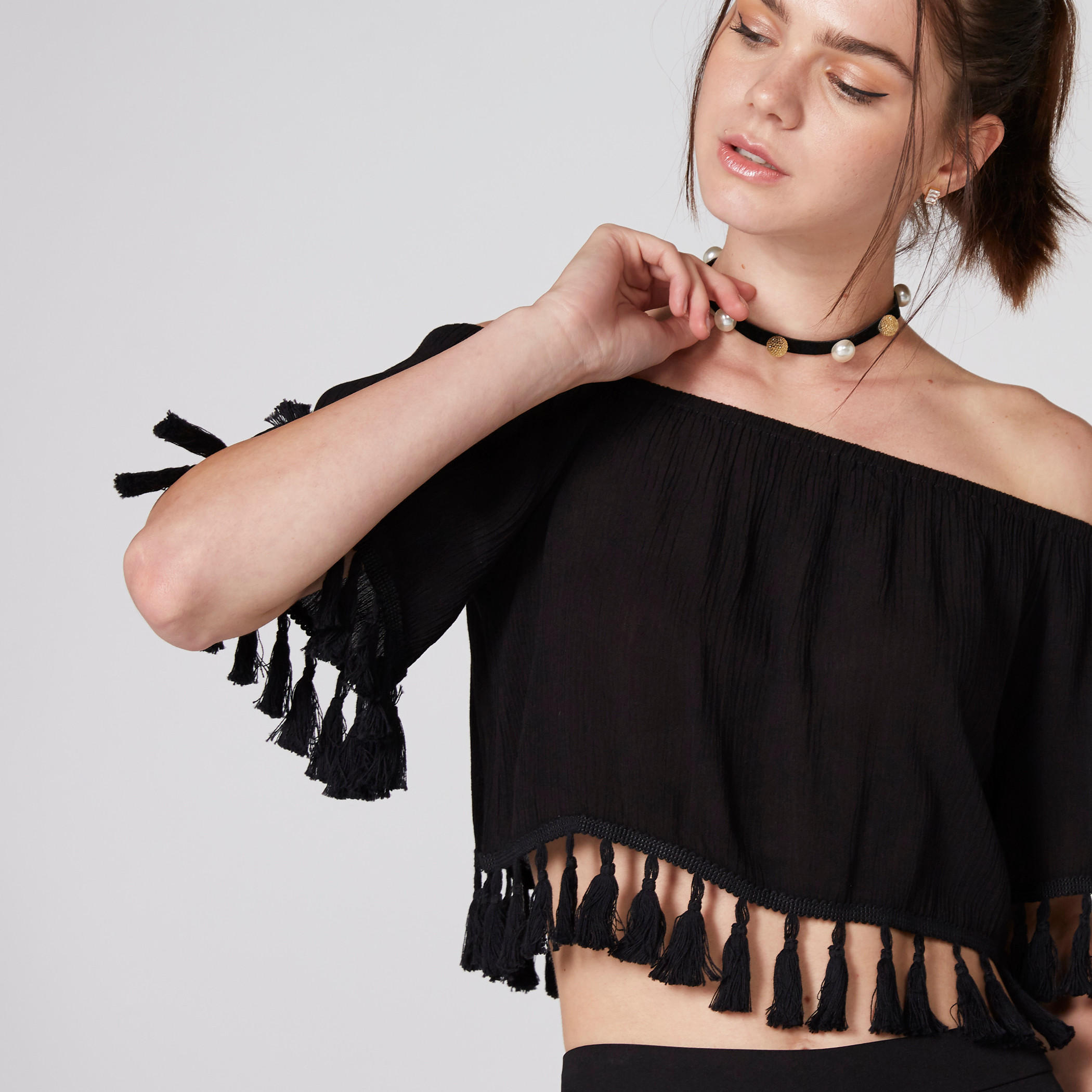 بلوزة قصيرة بأكتاف مكشوفة وشرّابات-women-clothing-shirtsandblouses-blouses-image-4