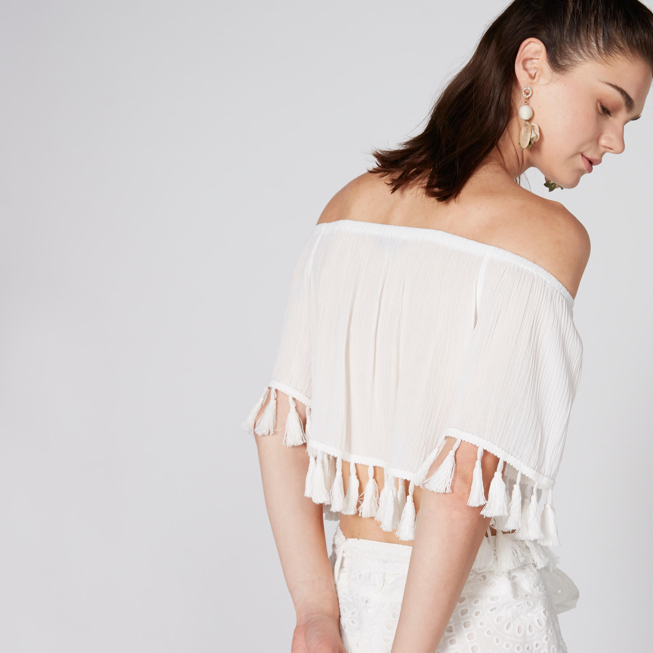 بلوزة قصيرة بارزة الملمس بأكتاف مكشوفة وشرّابات-women-clothing-shirtsandblouses-blouses-image-2