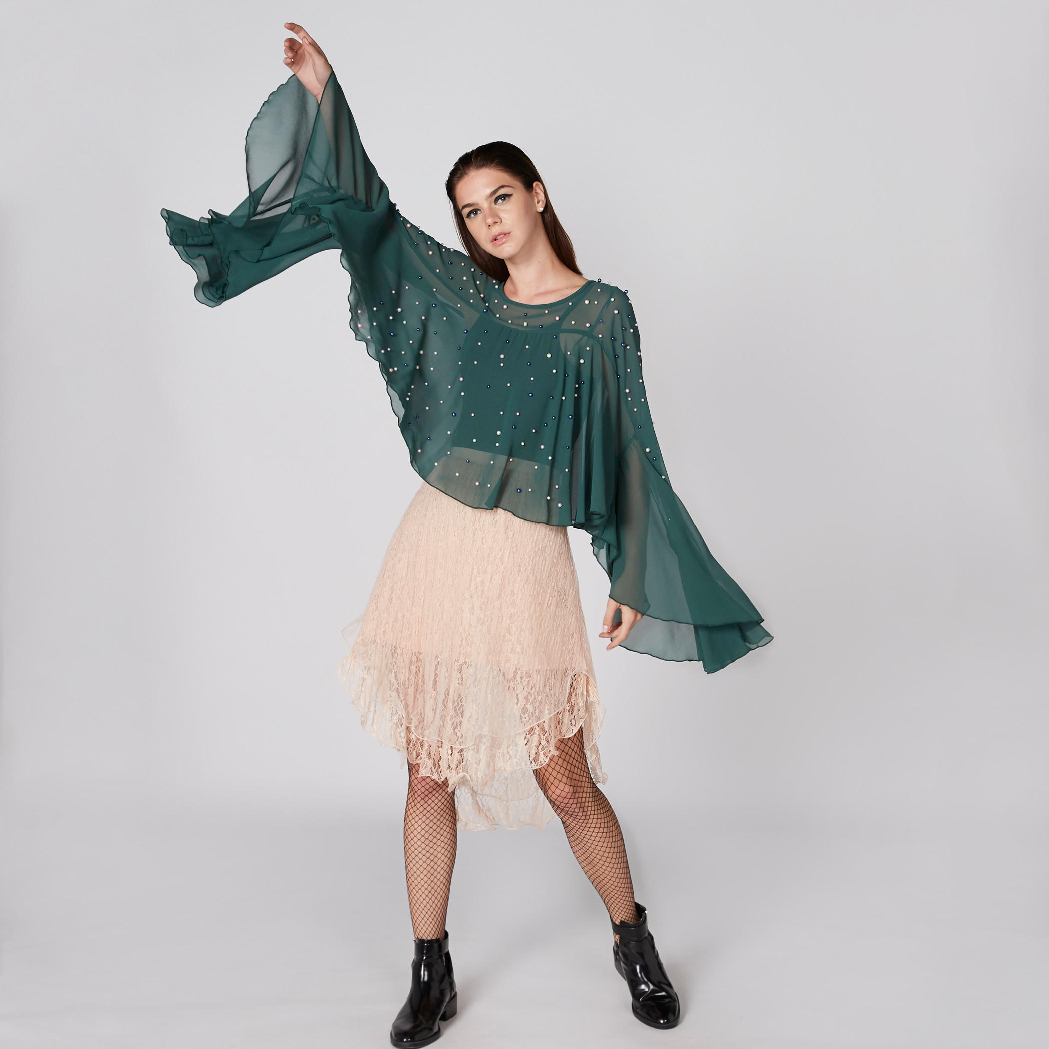 بلوزة مزيّنة بياقة مستديرة وأكمام متصلة-women-clothing-shirtsandblouses-blouses-image-1