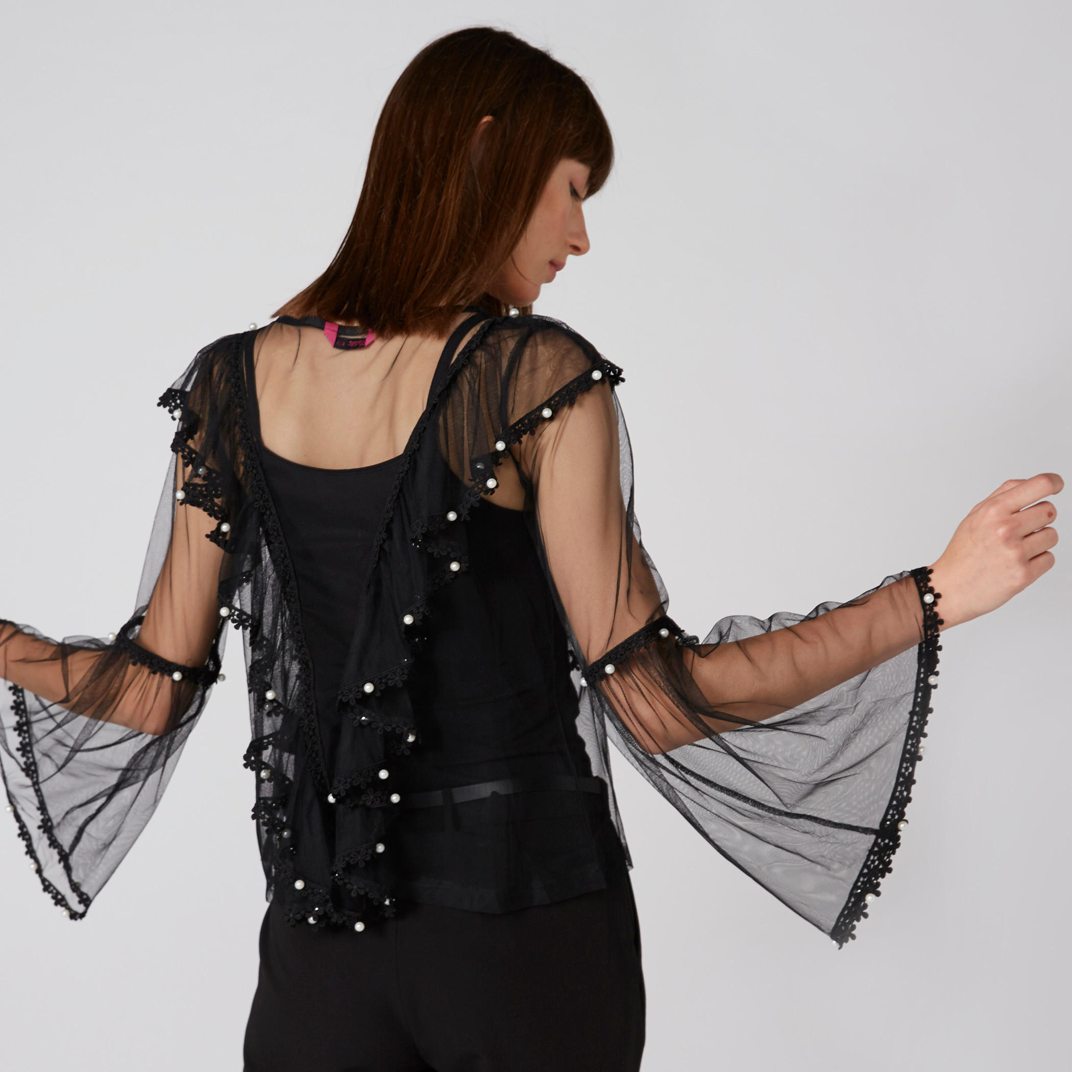 بلوزة بياقة مستديرة وأكمام واسعة وتفاصيل لؤلؤ-women-clothing-shirtsandblouses-blouses-image-2