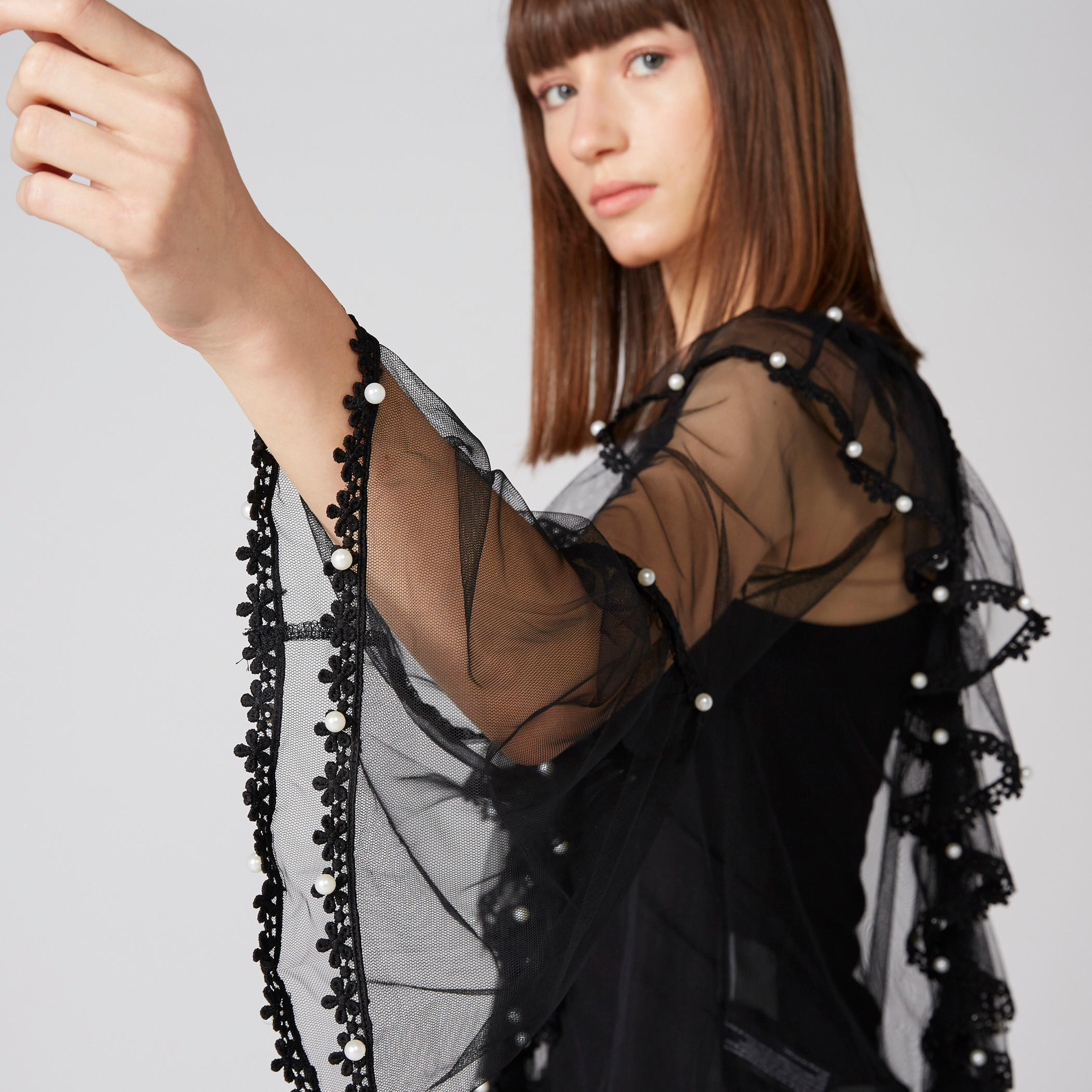 بلوزة بياقة مستديرة وأكمام واسعة وتفاصيل لؤلؤ-women-clothing-shirtsandblouses-blouses-image-3