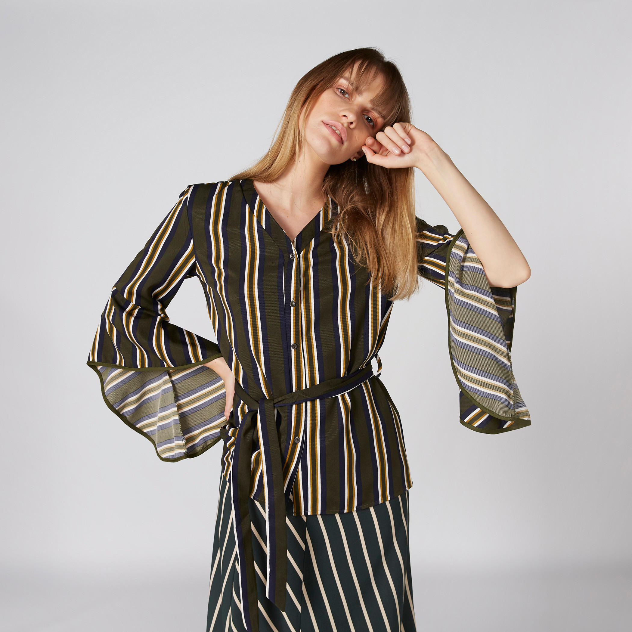 بلوزة مقلّمة بياقة V وأكمام واسعة-women-clothing-shirtsandblouses-blouses-image-1