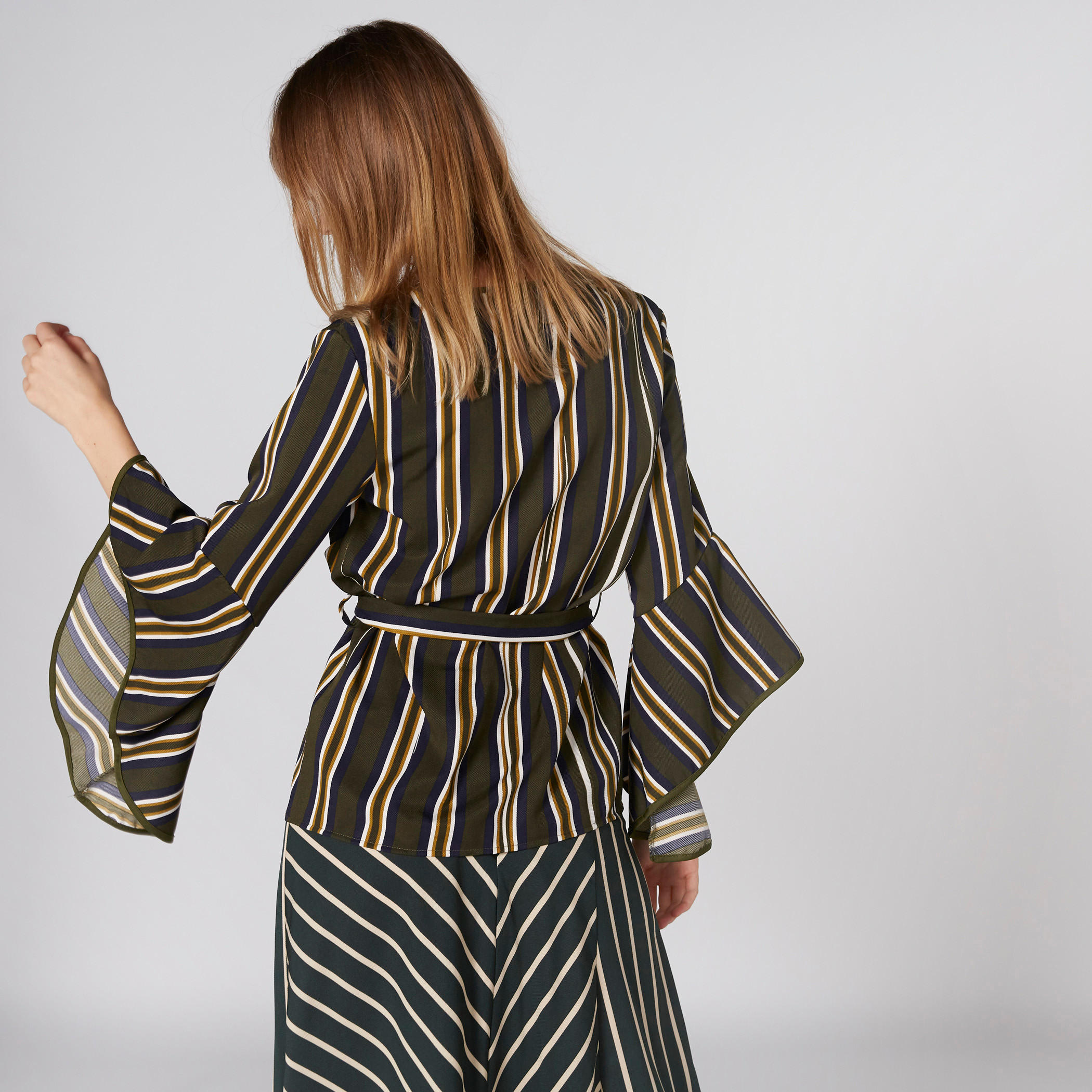 بلوزة مقلّمة بياقة V وأكمام واسعة-women-clothing-shirtsandblouses-blouses-image-2