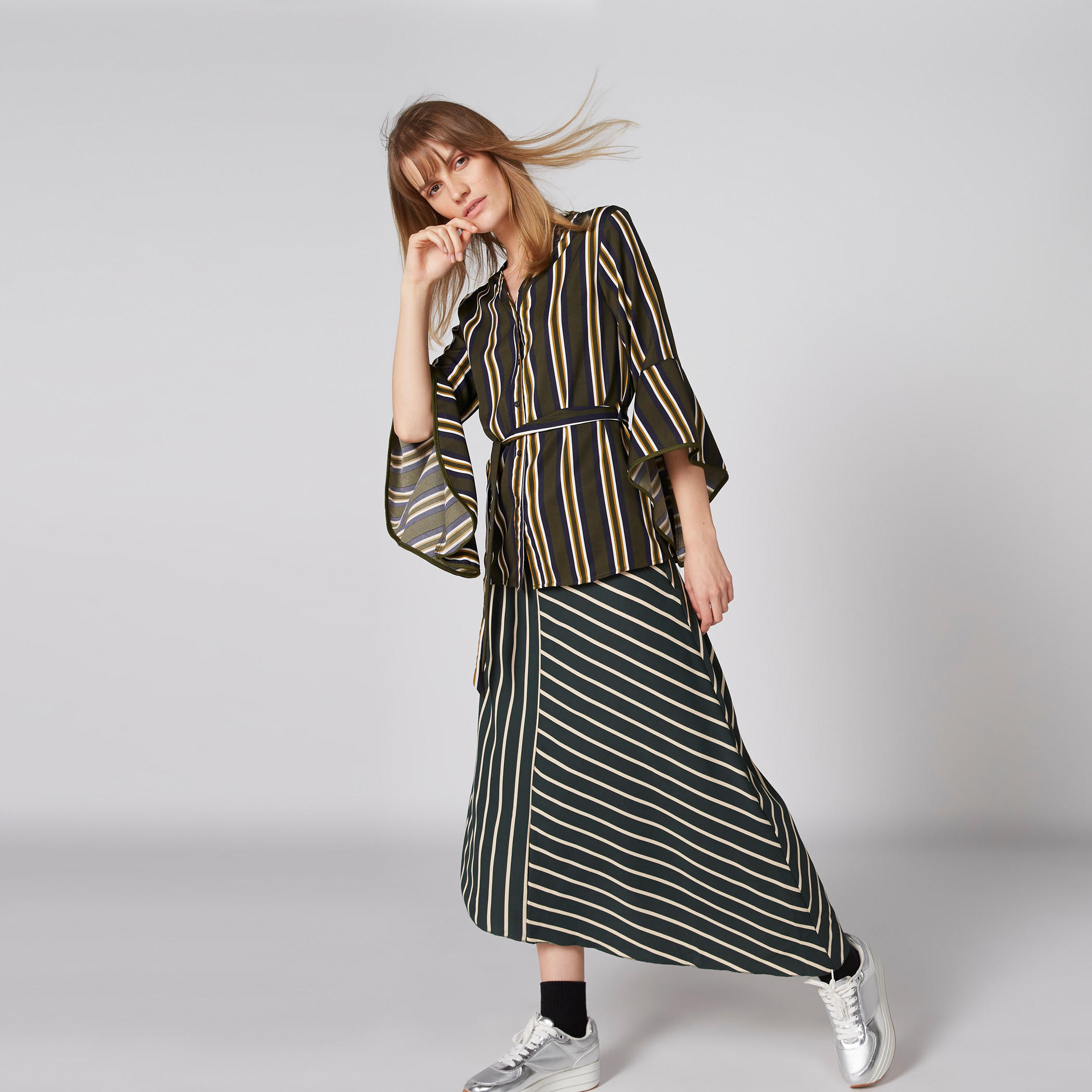 بلوزة مقلّمة بياقة V وأكمام واسعة-women-clothing-shirtsandblouses-blouses-image-3