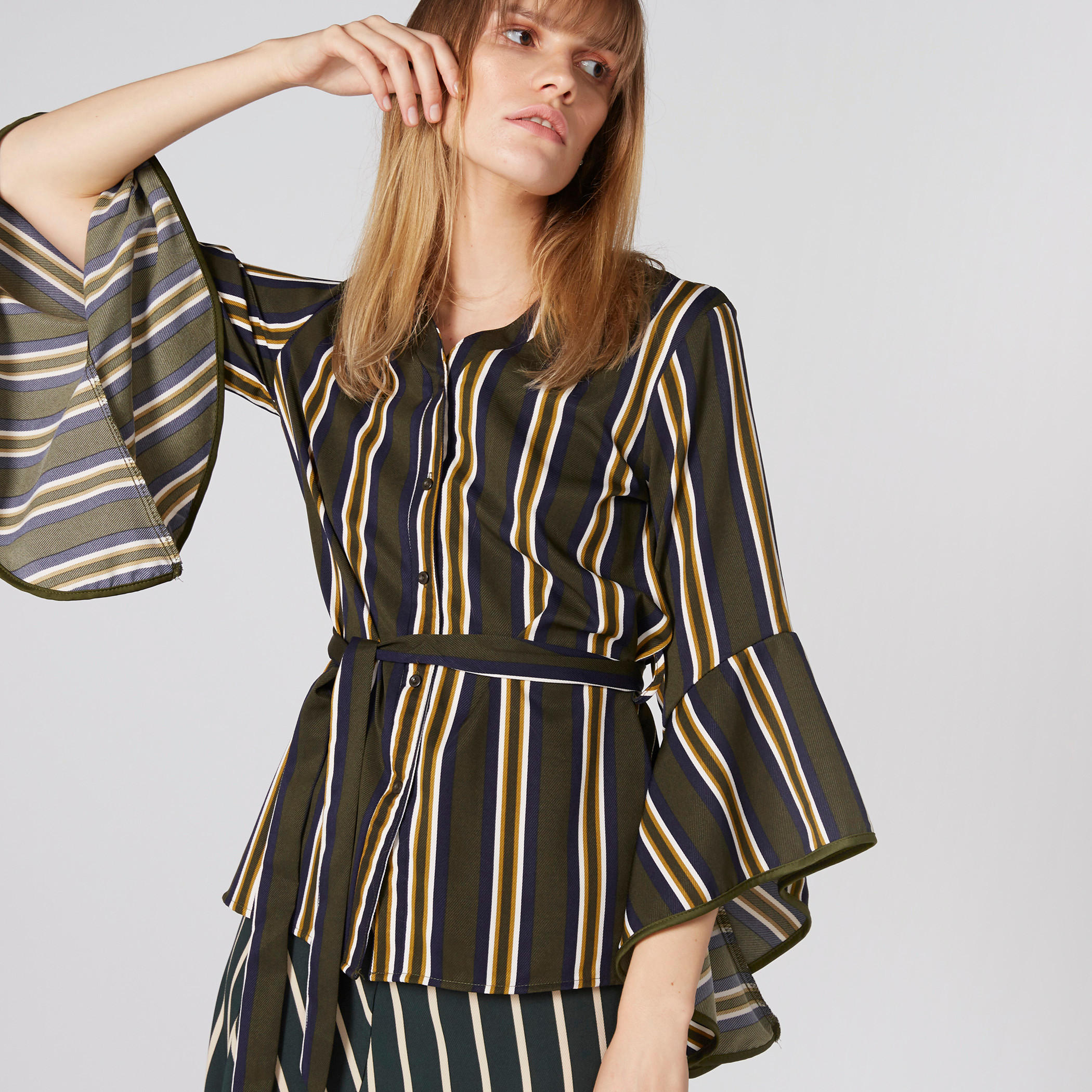 بلوزة مقلّمة بياقة V وأكمام واسعة-women-clothing-shirtsandblouses-blouses-image-4