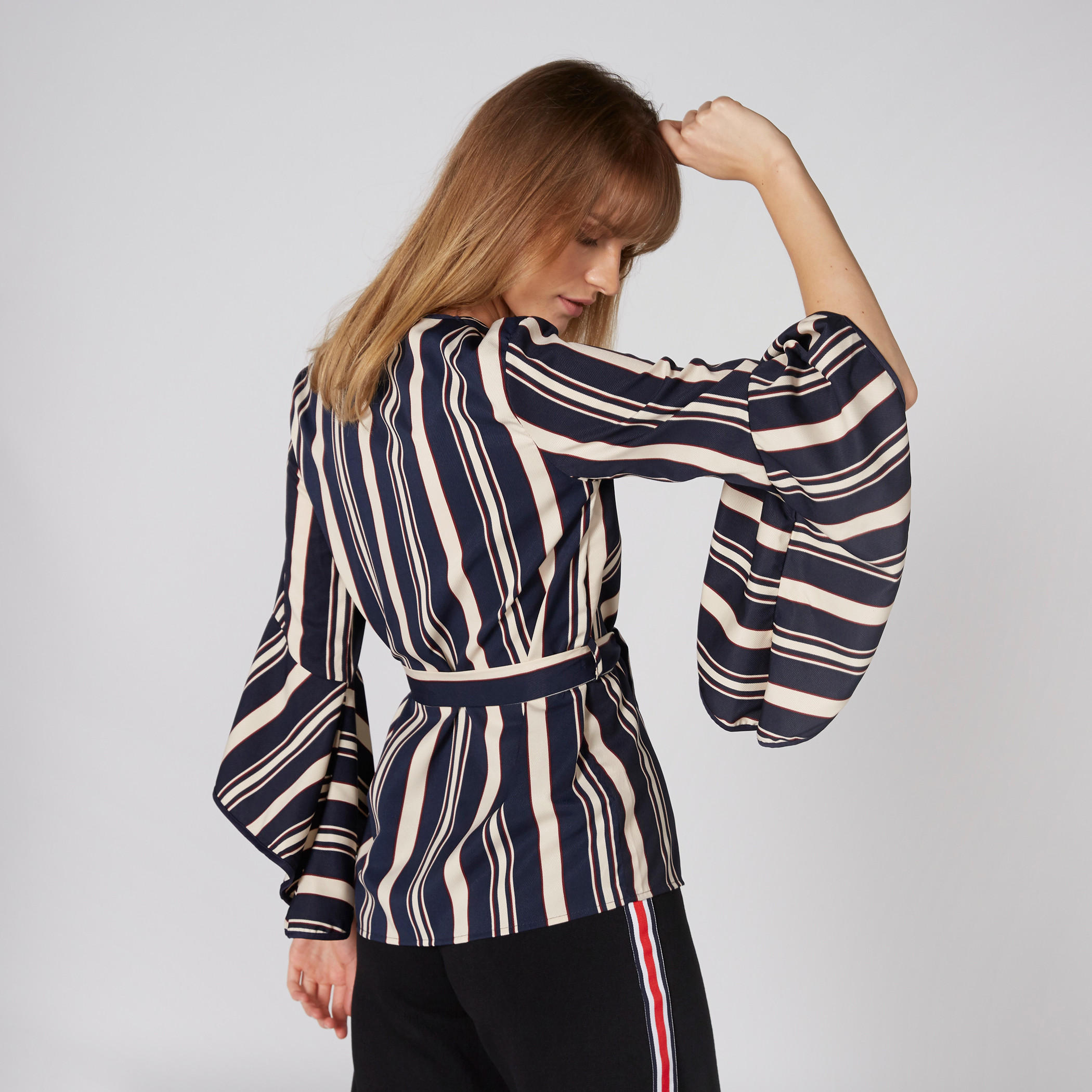 بلوزة مقلّمة بياقة V وأكمام واسعة-women-clothing-shirtsandblouses-blouses-image-1