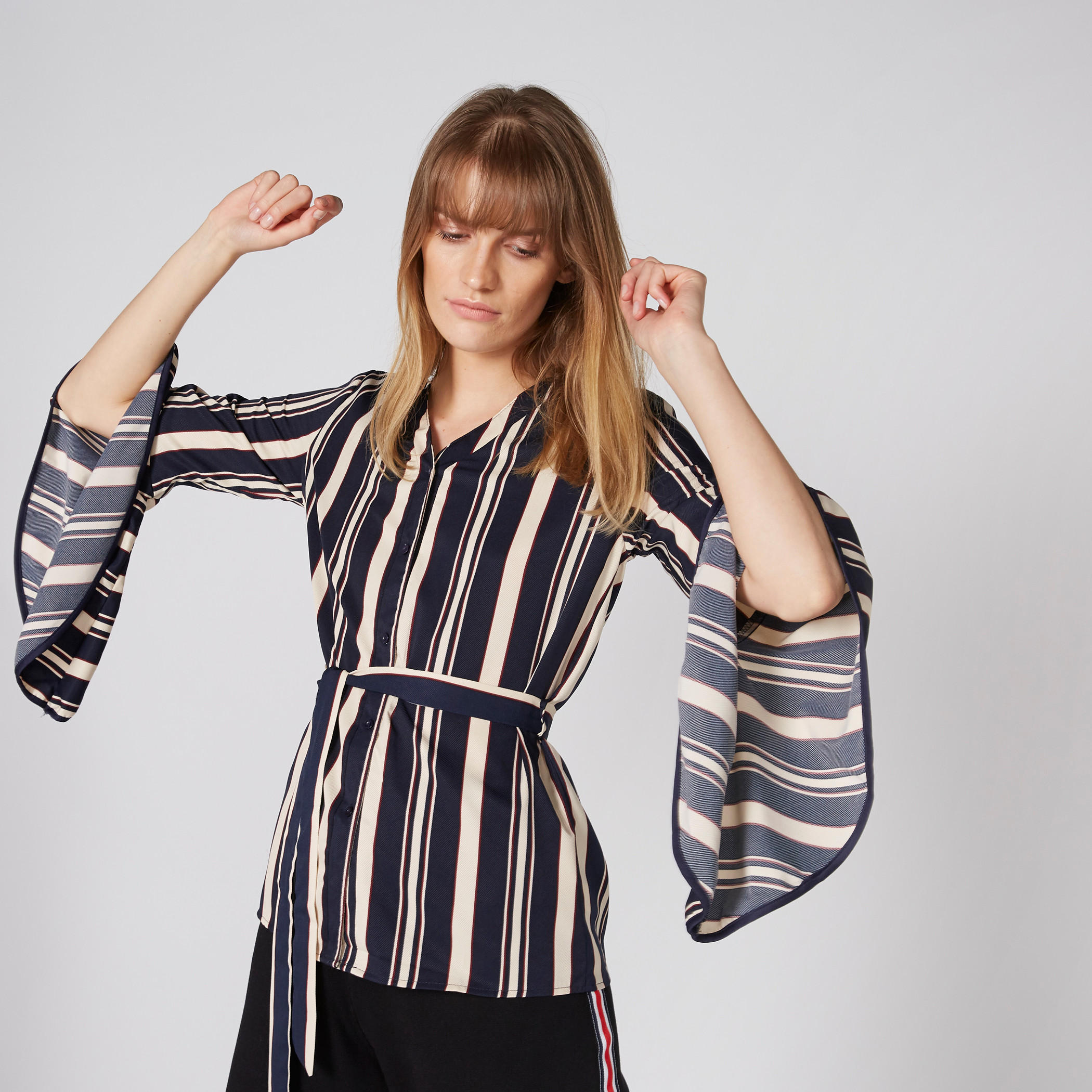 بلوزة مقلّمة بياقة V وأكمام واسعة-women-clothing-shirtsandblouses-blouses-image-2