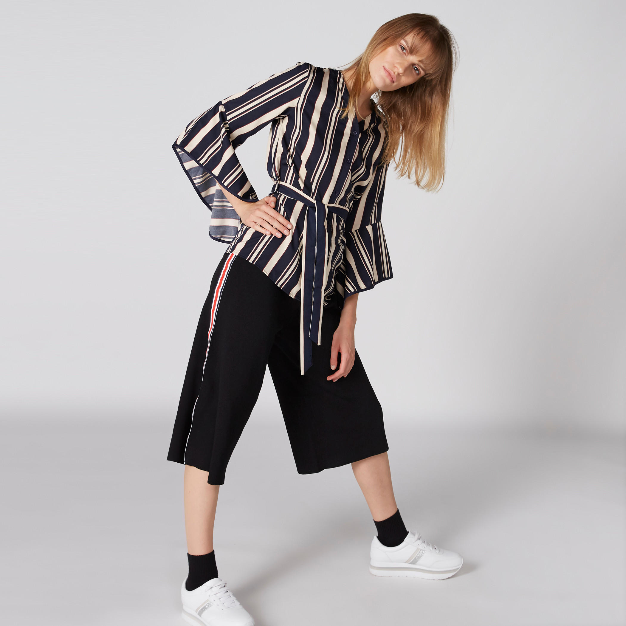 بلوزة مقلّمة بياقة V وأكمام واسعة-women-clothing-shirtsandblouses-blouses-image-3