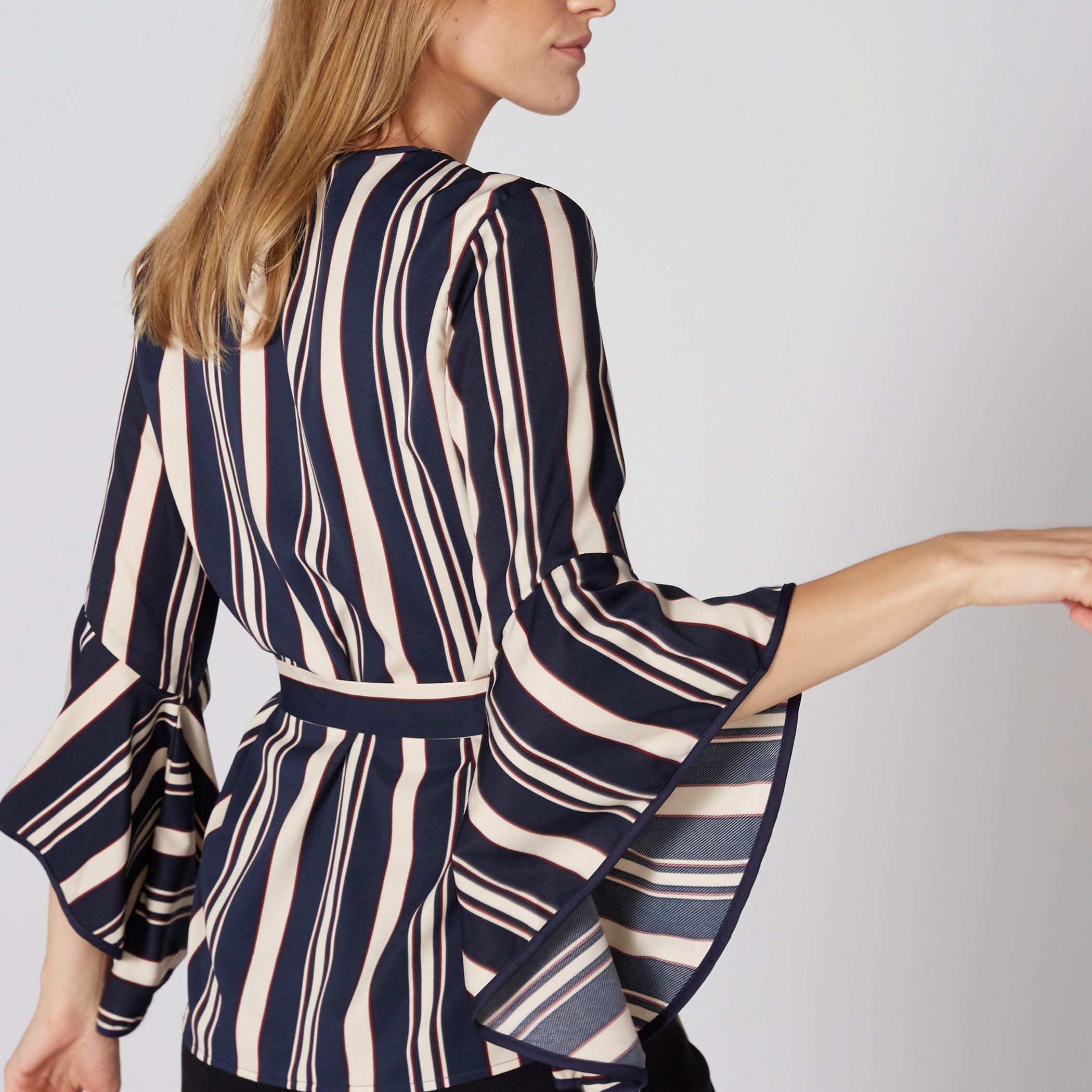 بلوزة مقلّمة بياقة V وأكمام واسعة-women-clothing-shirtsandblouses-blouses-image-5