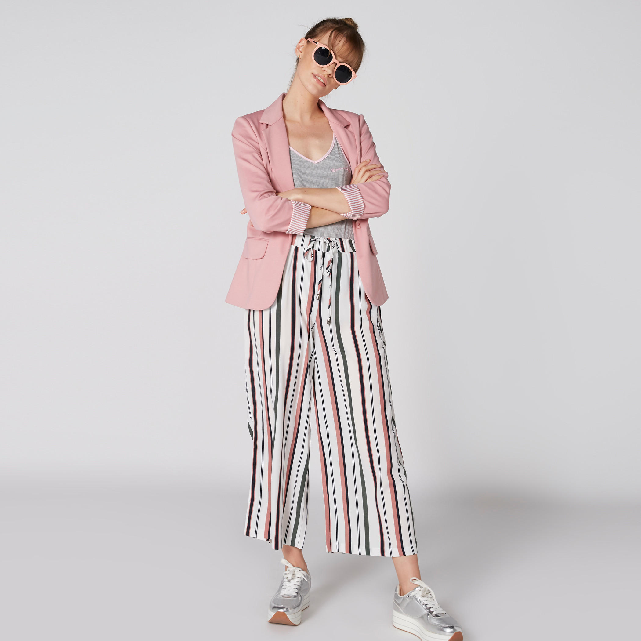 بنطال واسع الساقين مقلم بجيوب وأربطة-women-clothing-bottoms-trousers-image-3