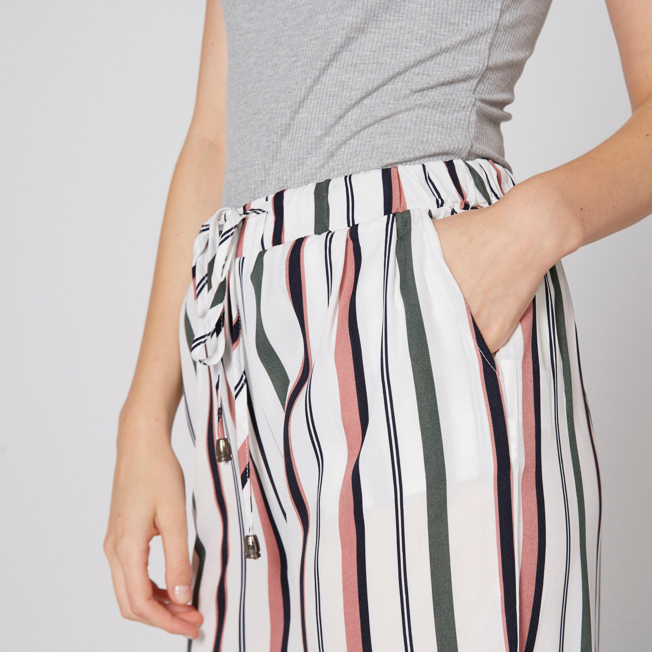 بنطال واسع الساقين مقلم بجيوب وأربطة-women-clothing-bottoms-trousers-image-4