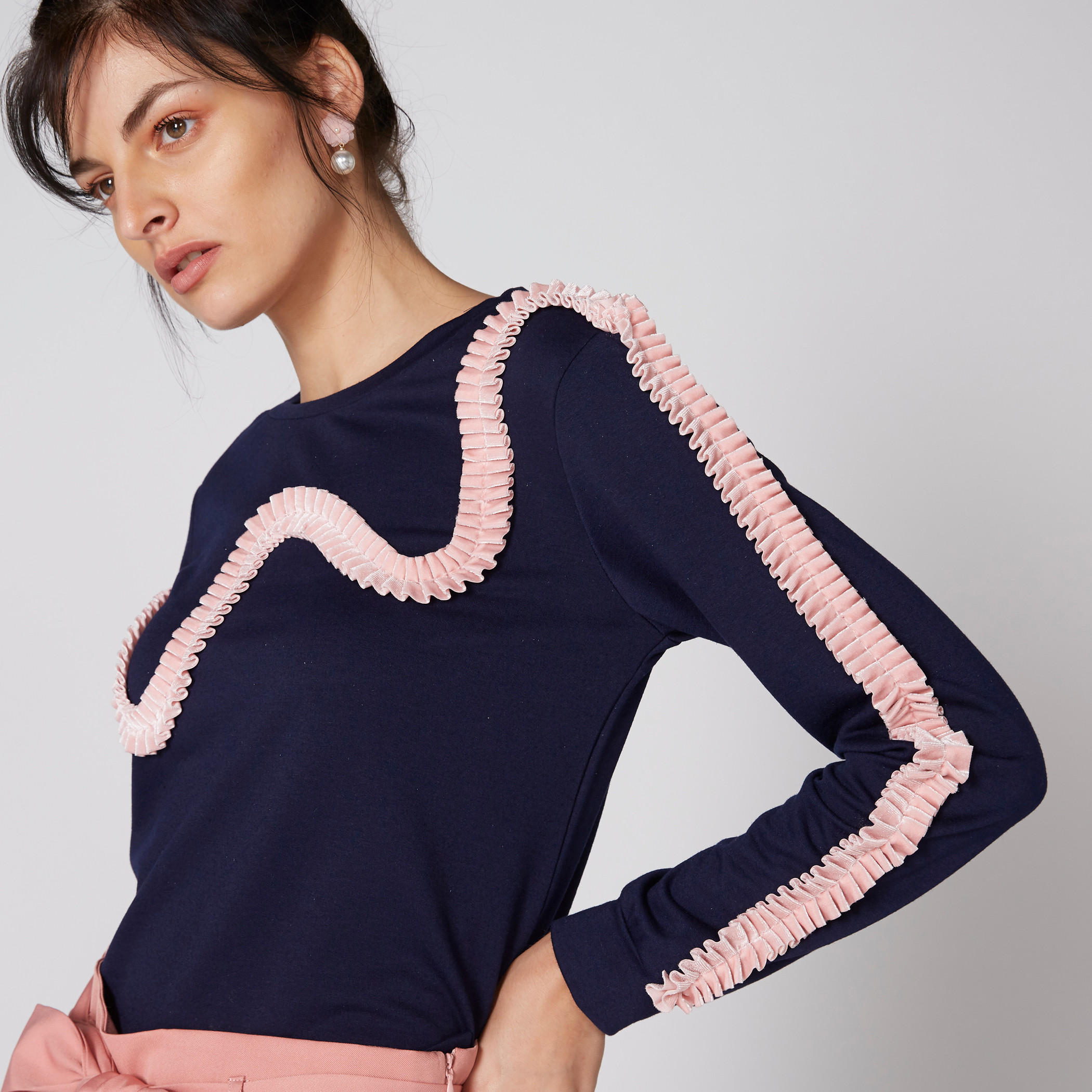 كنزة بياقة مستديرة وأكمام طويلة وتفاصيل كشكش متباينة-women-clothing-cardigansandjumpers-jumpers-image-1
