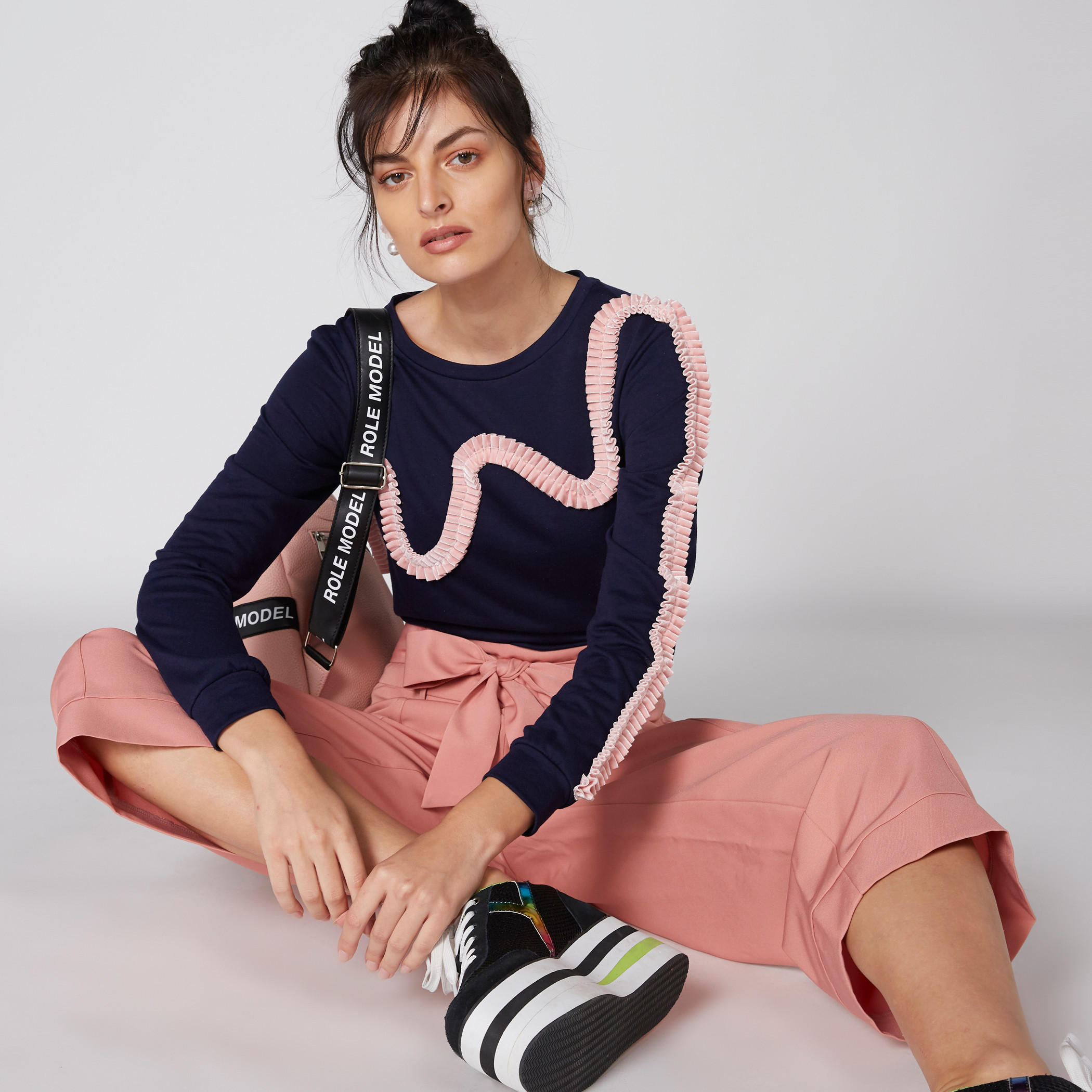 كنزة بياقة مستديرة وأكمام طويلة وتفاصيل كشكش متباينة-women-clothing-cardigansandjumpers-jumpers-image-4