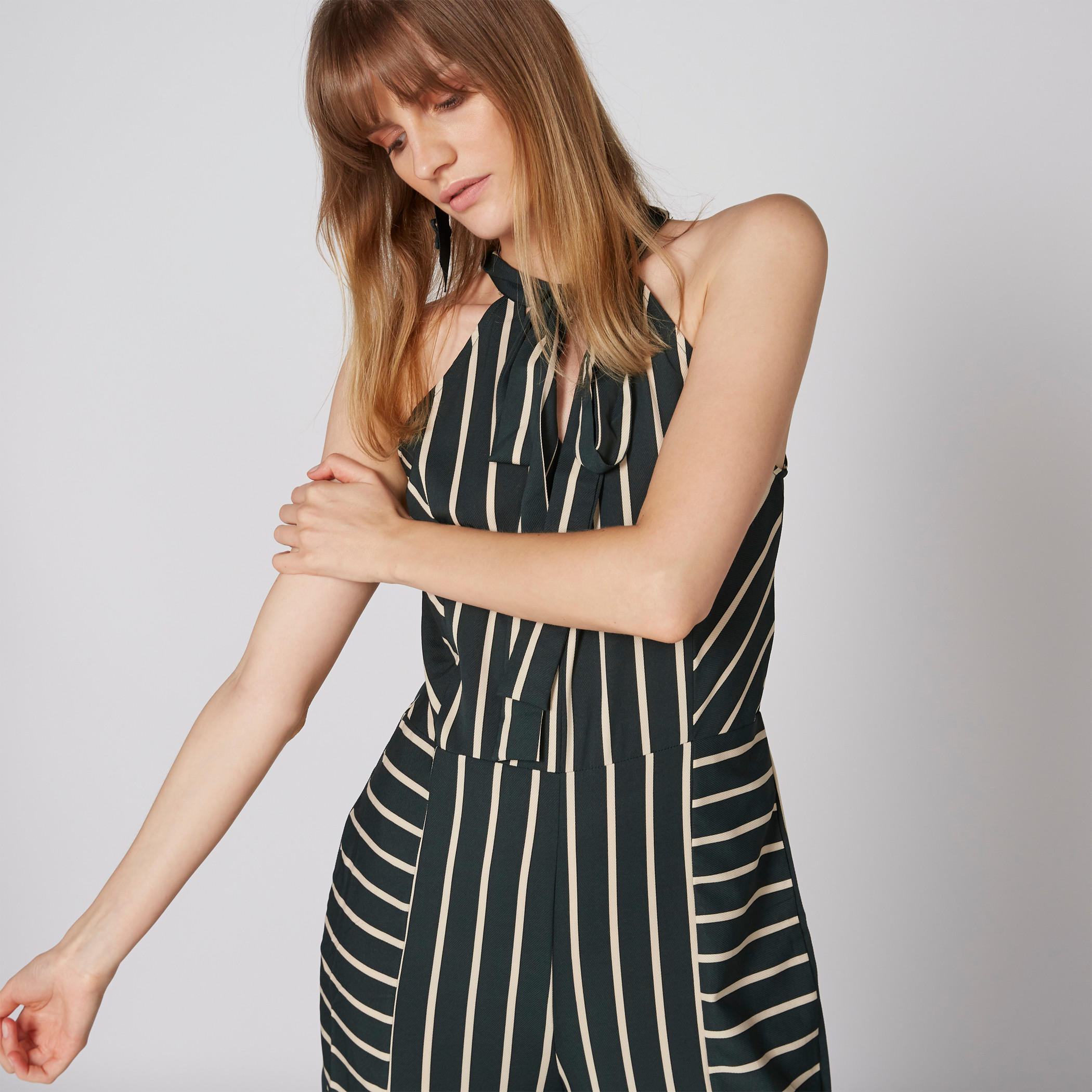 أفرول مقلّم دون أكمام بياقة هالتر وفيونكة-women-clothing-dresses-image-5