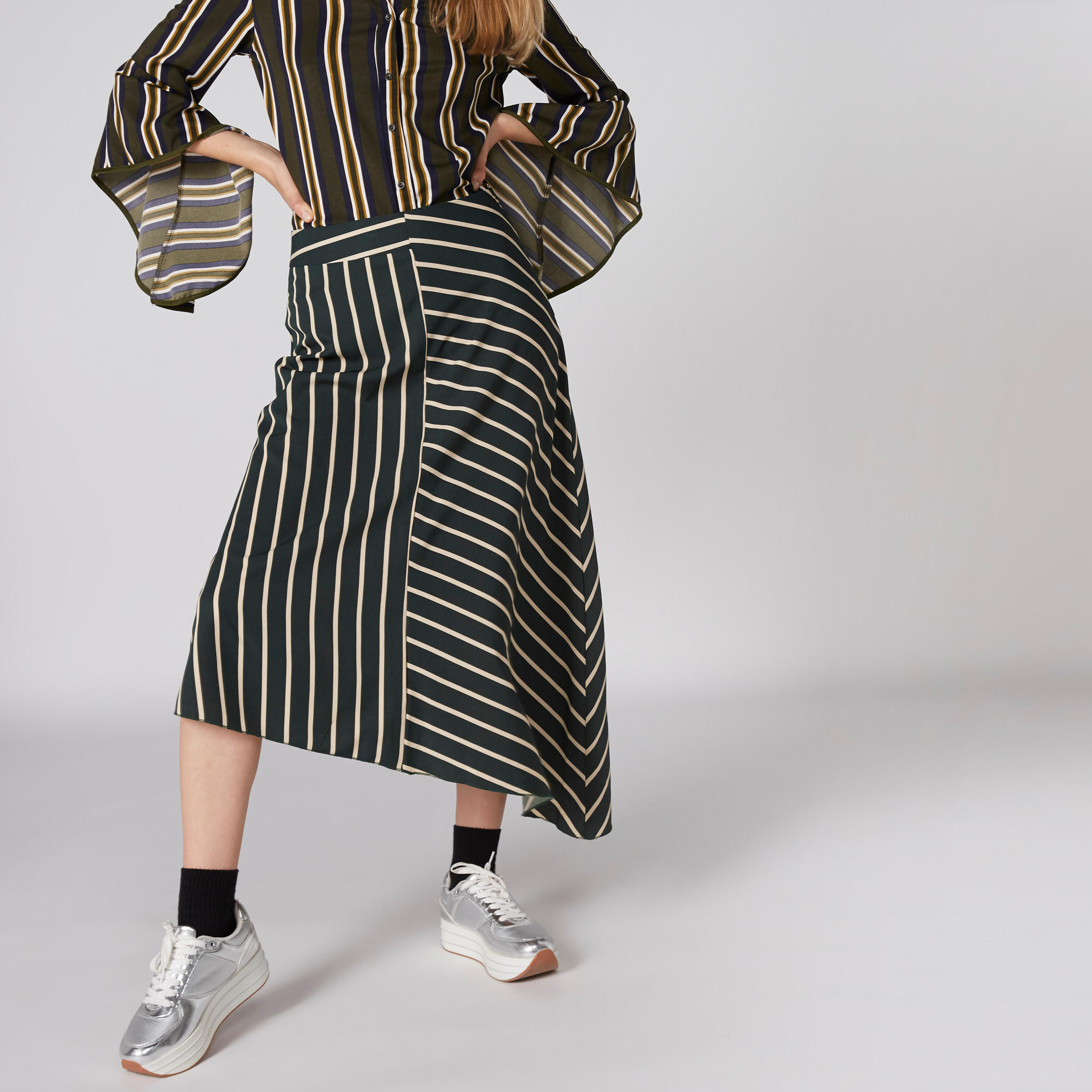 تنورة مقلمة بخصر مطّاطي وحوّاف غير مستوية-women-clothing-bottoms-skirts-image-3