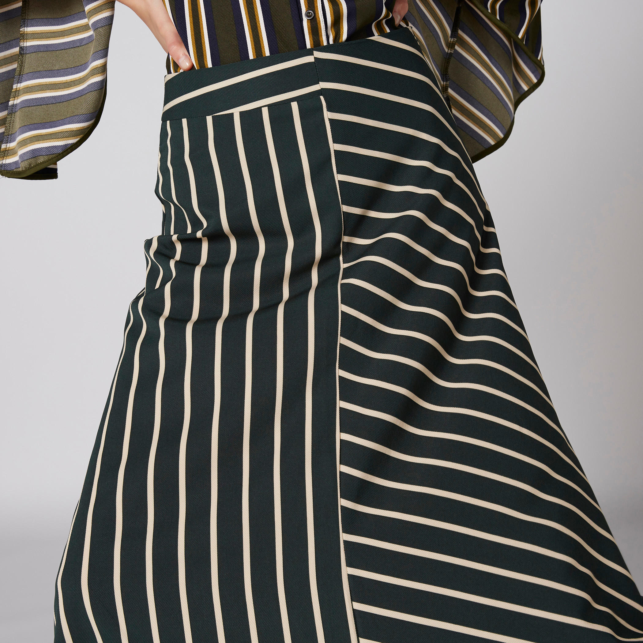 تنورة مقلمة بخصر مطّاطي وحوّاف غير مستوية-women-clothing-bottoms-skirts-image-4