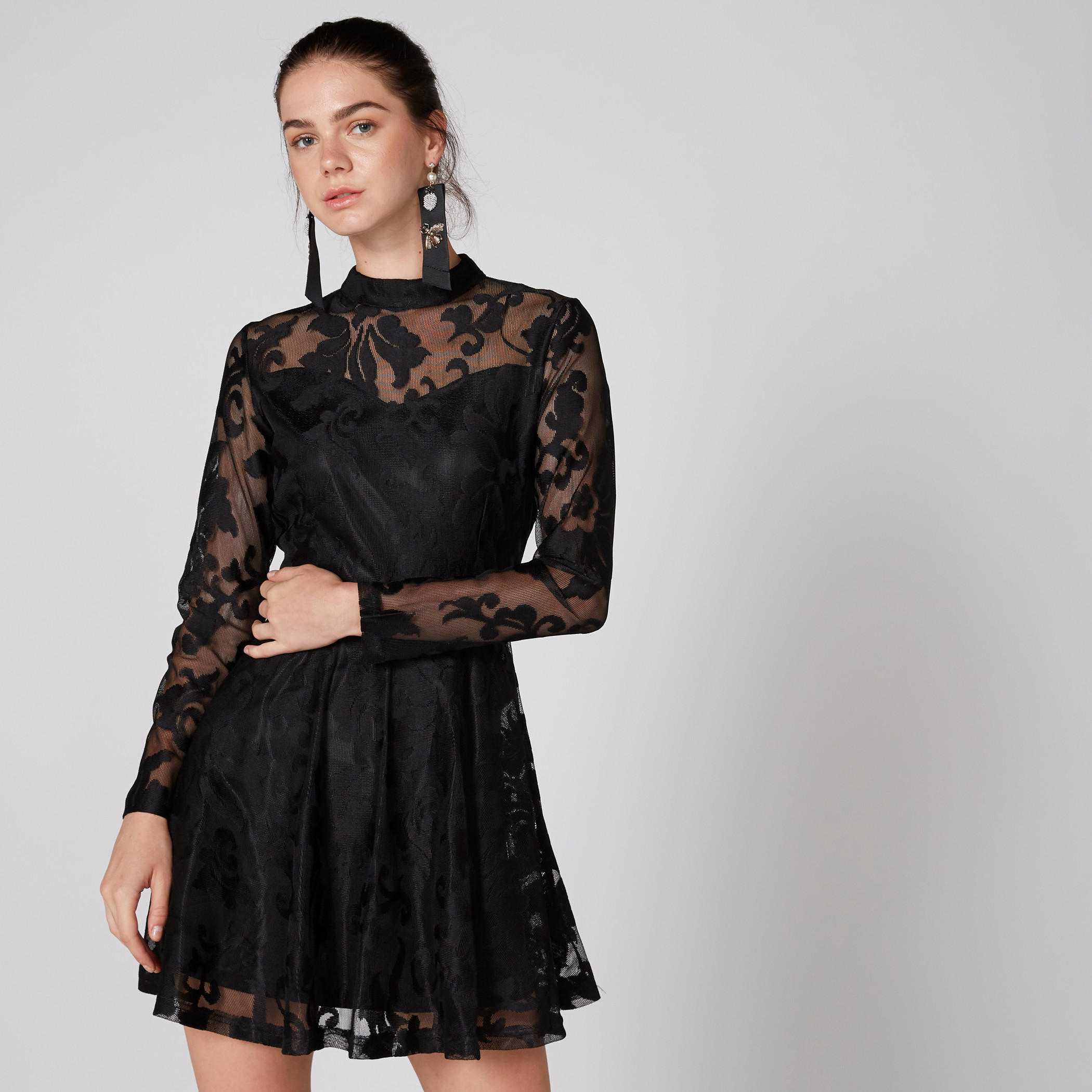 فستان قصير بياقة عالية وأكمام طويلة وتفاصيل دانتيل-women-clothing-dresses-image-3