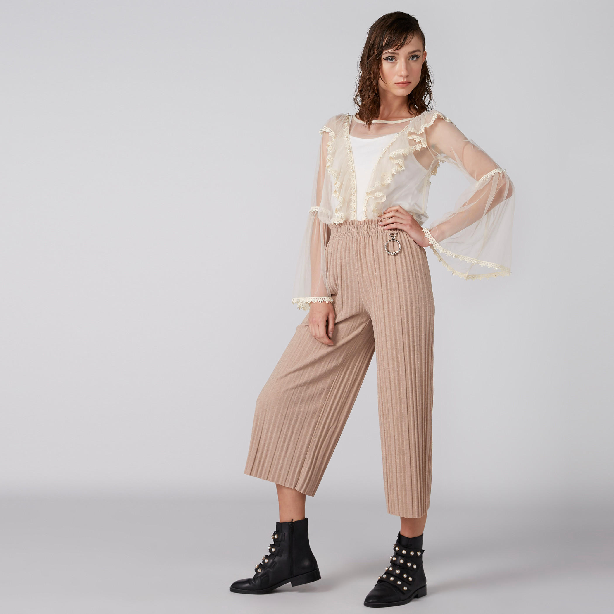 بنطال واسع الساقين بخصر مطّاطي وكشكش-women-clothing-bottoms-trousers-image-3