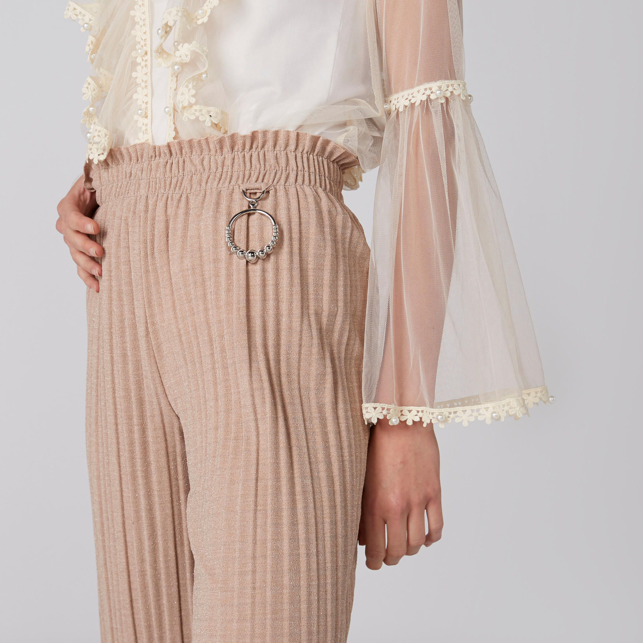 بنطال واسع الساقين بخصر مطّاطي وكشكش-women-clothing-bottoms-trousers-image-4