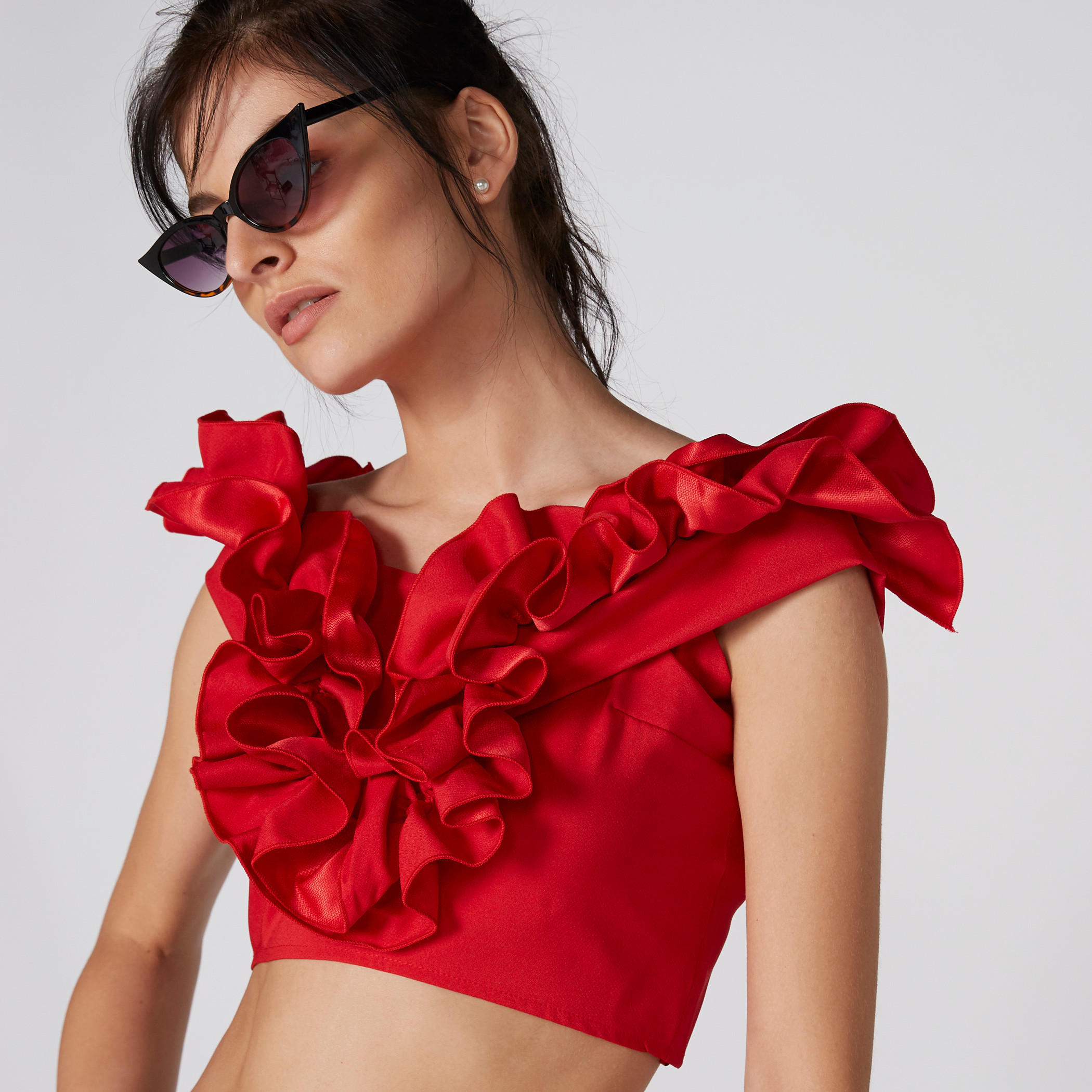 بلوزة قصيرة بياقة V وسحّاب إغلاق وتفاصيل كشكش-women-clothing-shirtsandblouses-blouses-image-4